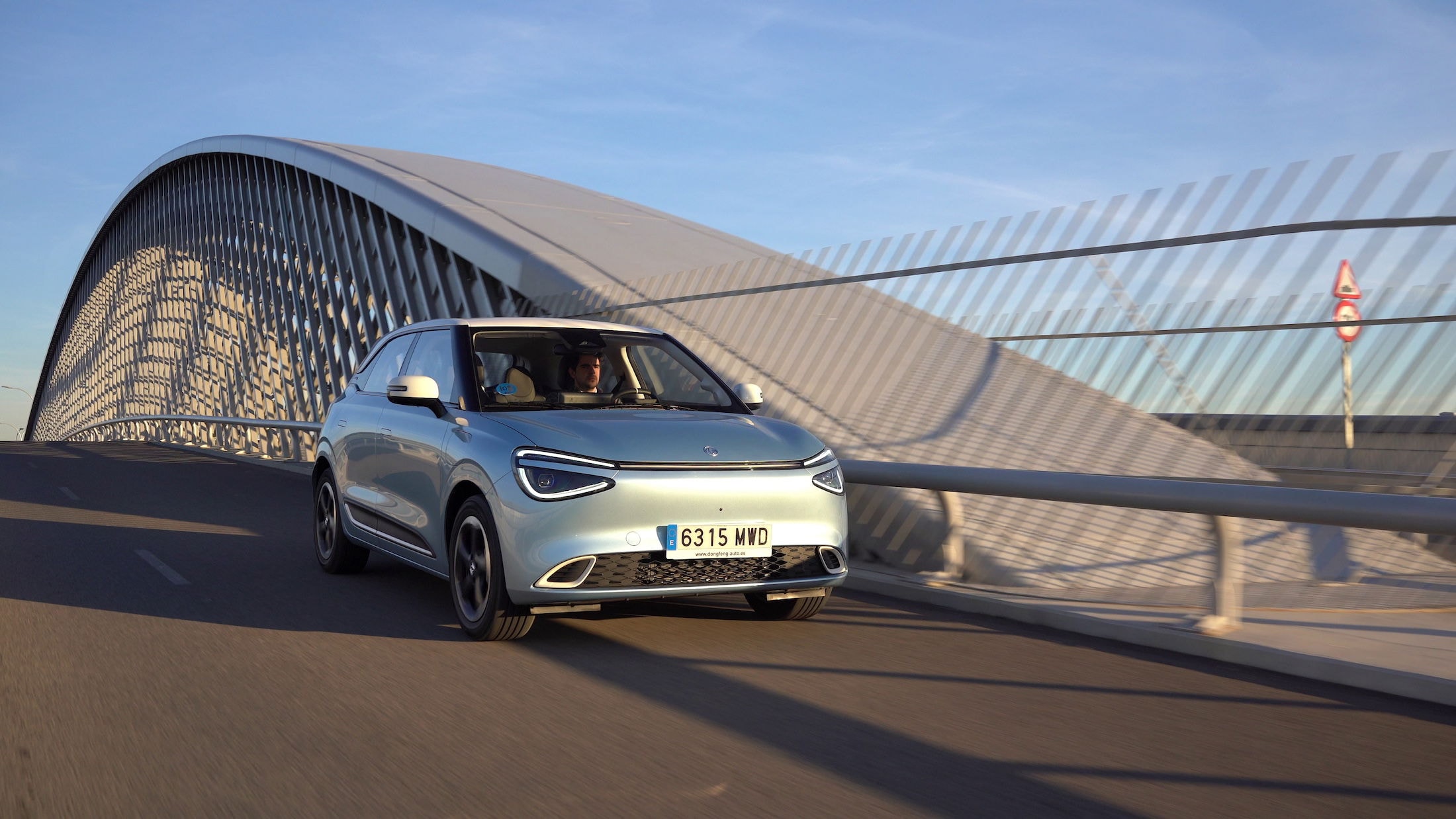 Vista lateral y frontal del Dongfeng Box en movimiento.