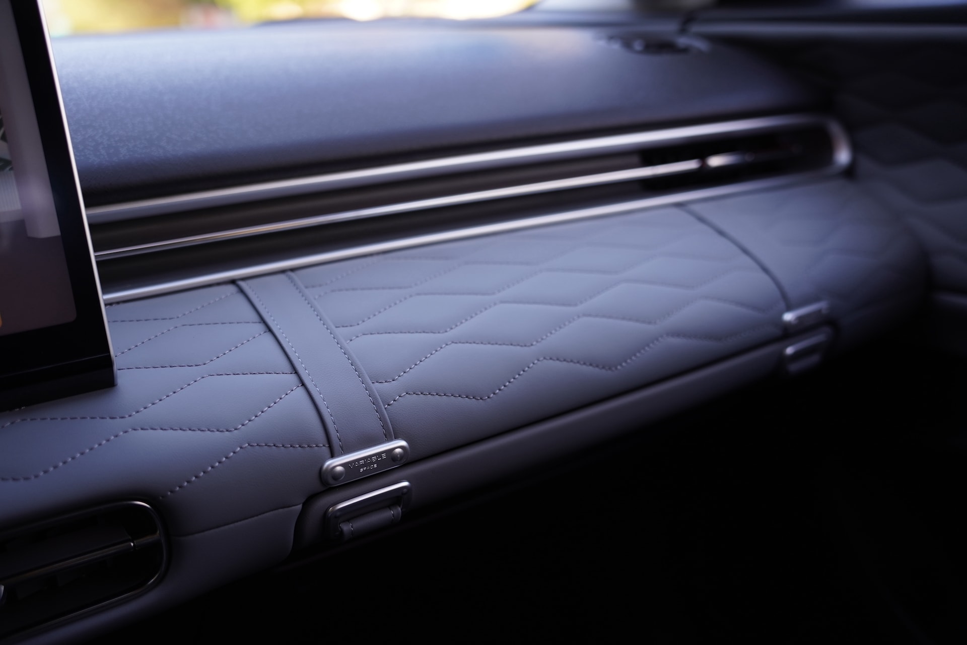 Vista del reposabrazos con un diseño elegante y funcional.