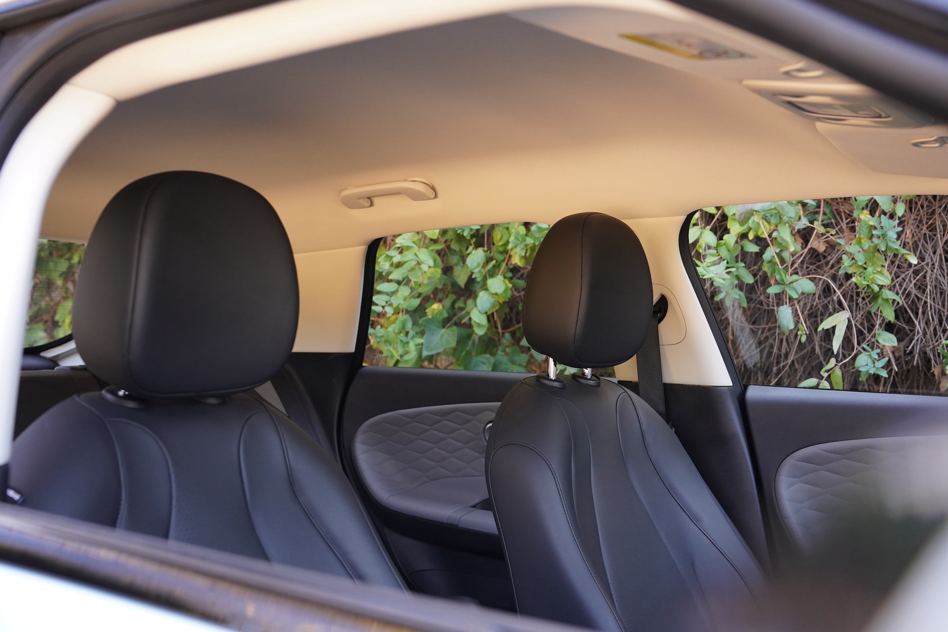 Espacio pensado para la conectividad con carga inalámbrica accesible.