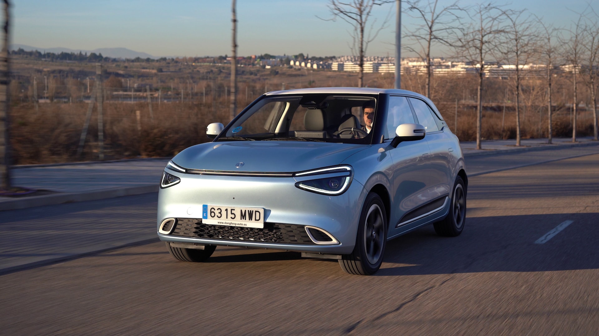 Interior del Dongfeng Box con asientos confortables y pantalla digital.