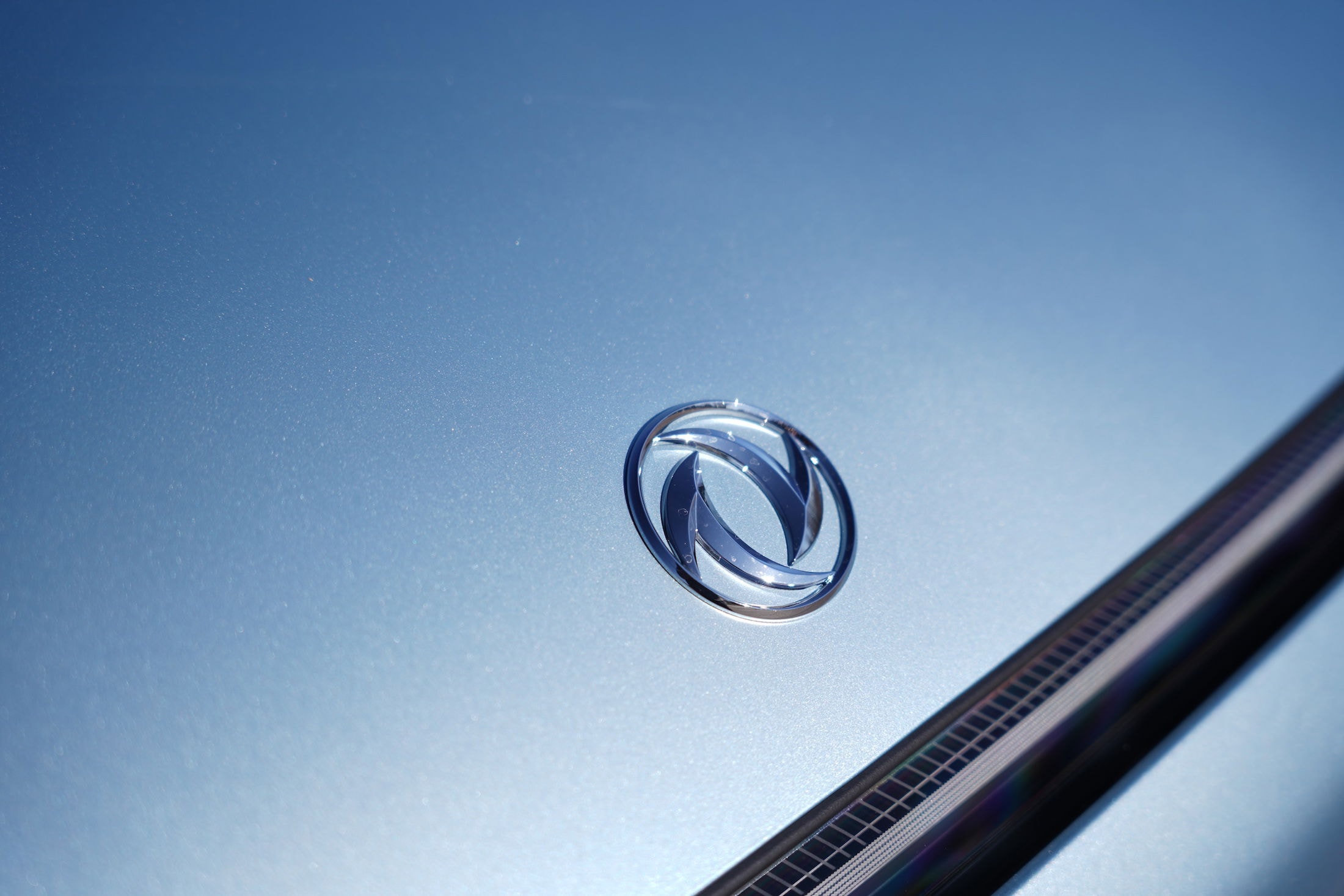 Perfil lateral del Dongfeng Box, destacando su silueta atractiva.