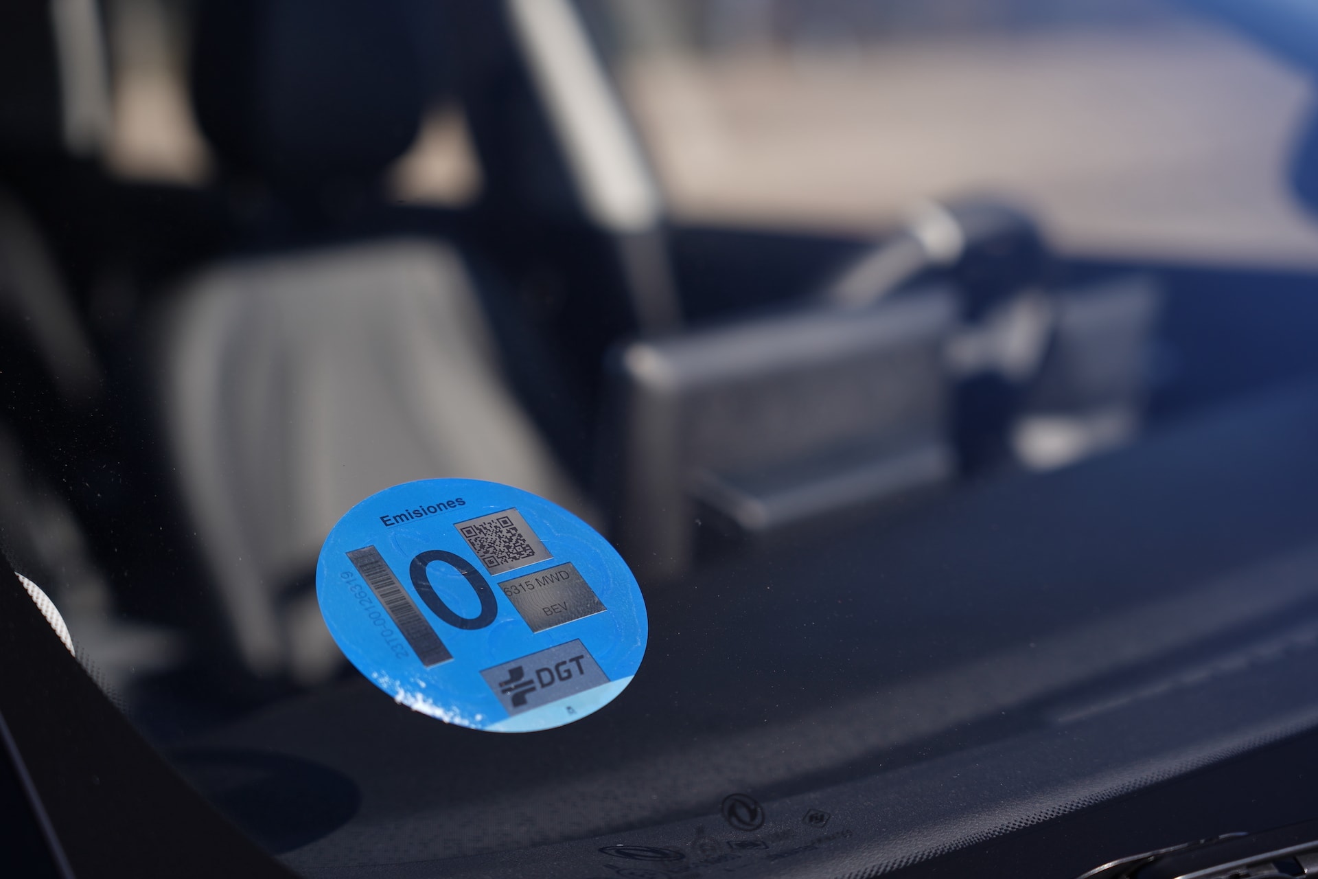 Primer plano del logotipo de Dongfeng Box, mostrando la calidad del acabado.