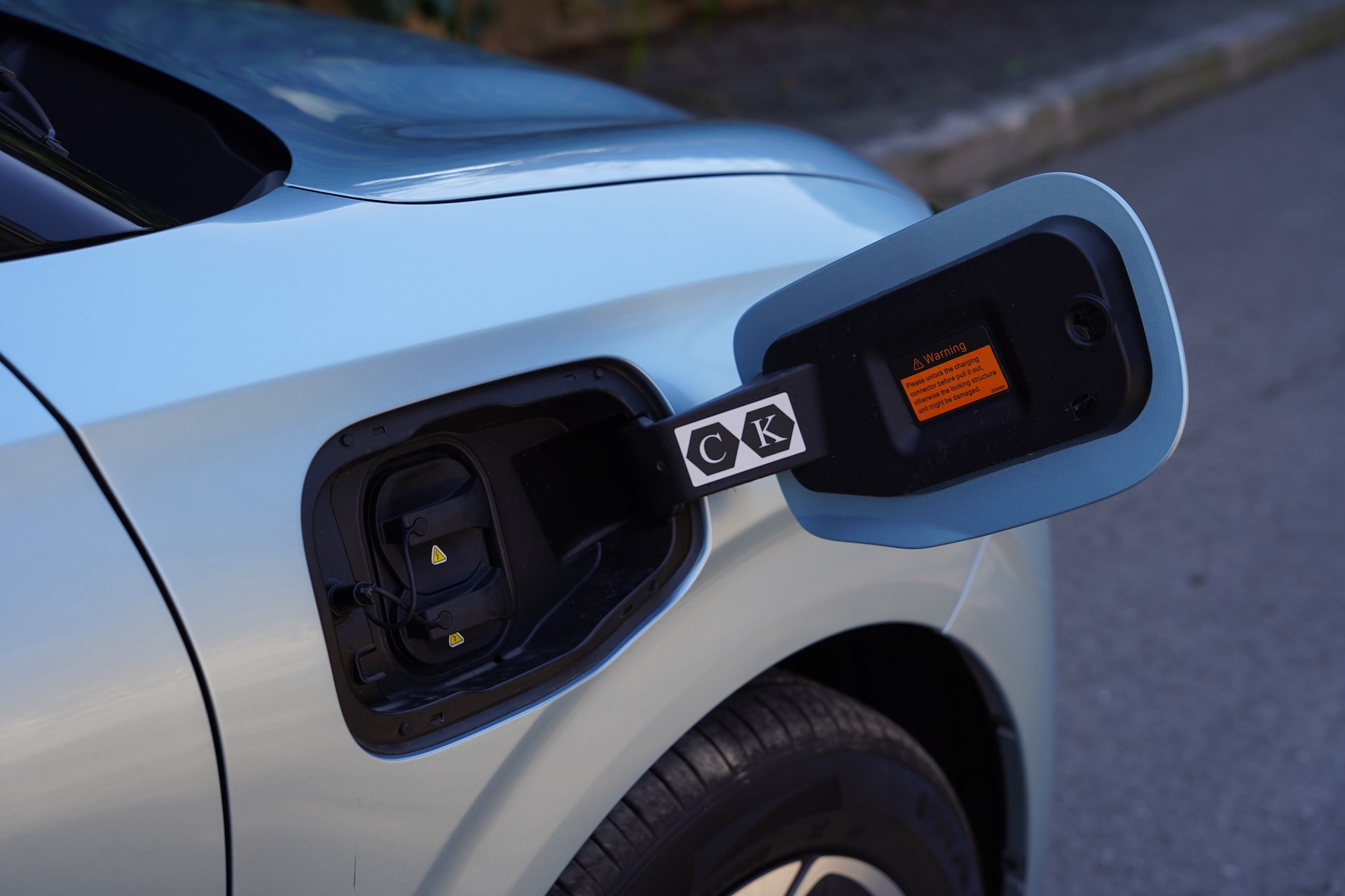 Accesorios de carga bien organizados en el maletero.