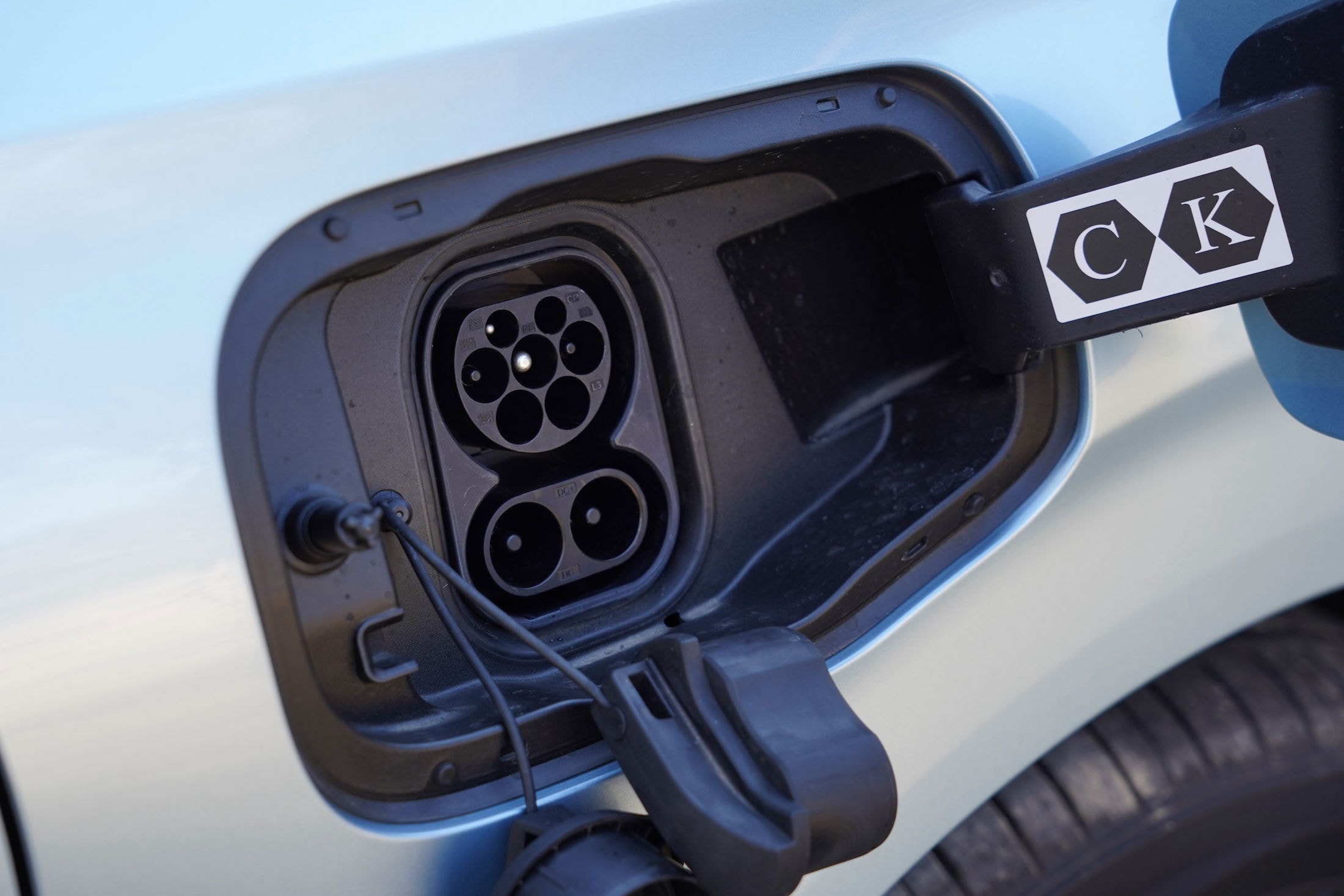 Cargador de coche eléctrico ubicado en el maletero del Dongfeng Box.