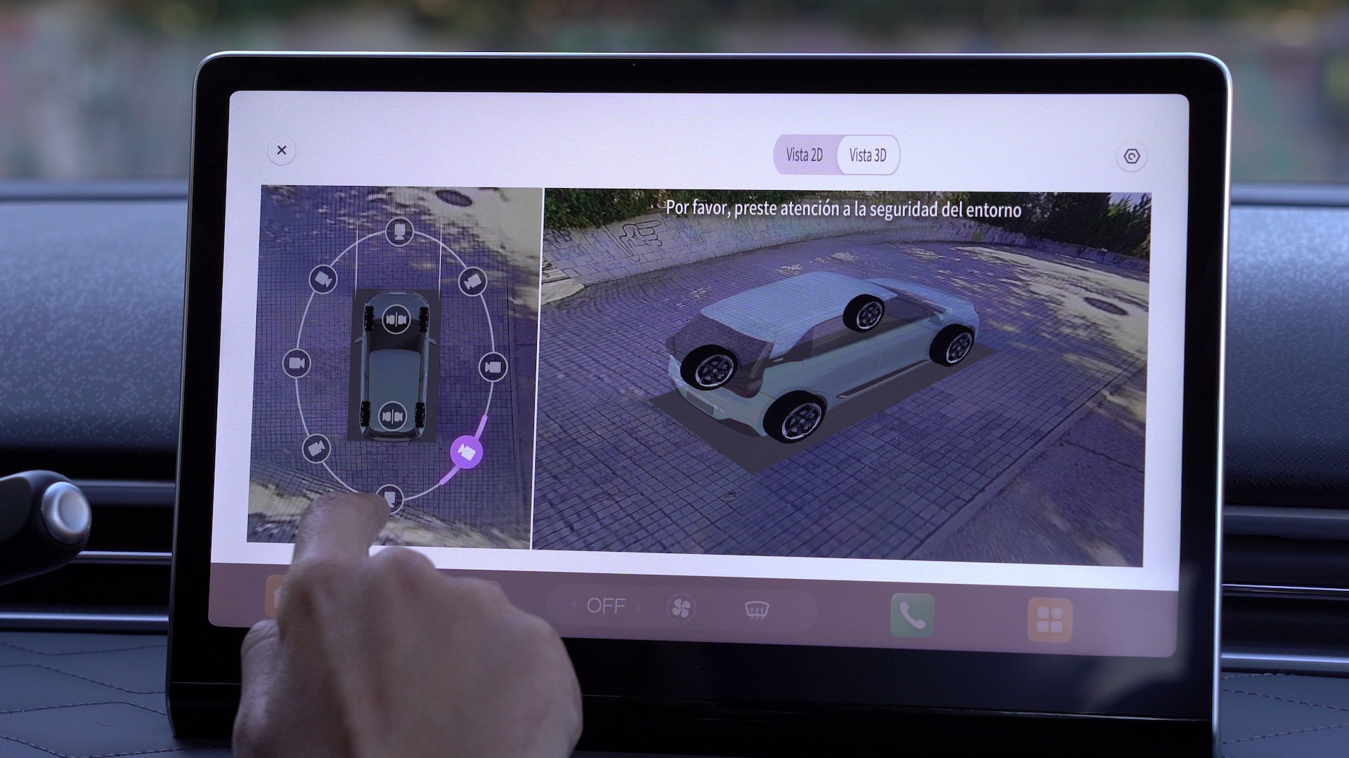 Detalle del tirador de la puerta, con diseño estilizado para mayor comodidad.