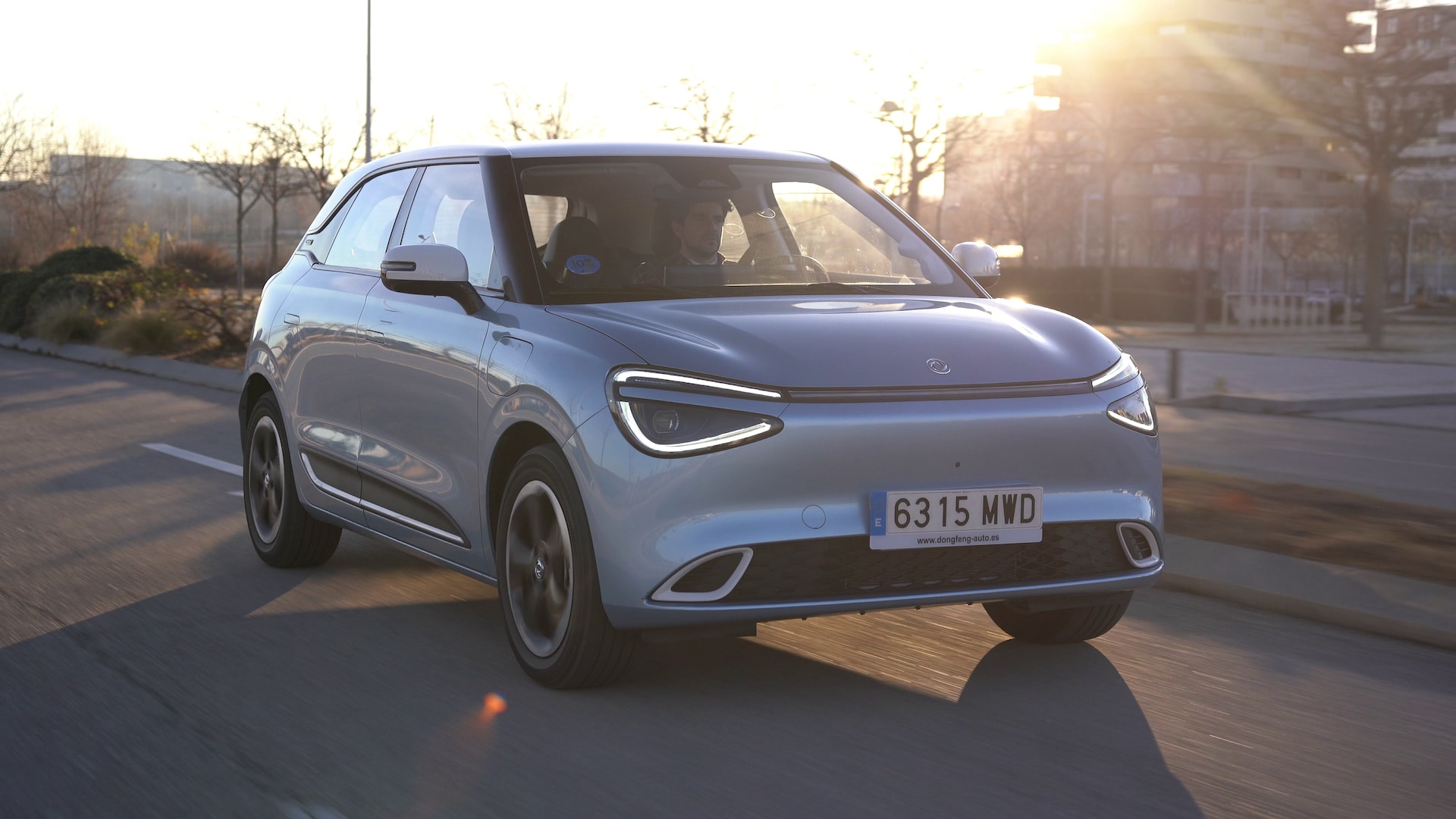 Dongfeng Box en una calle, mostrando su estilo moderno y dinámico.