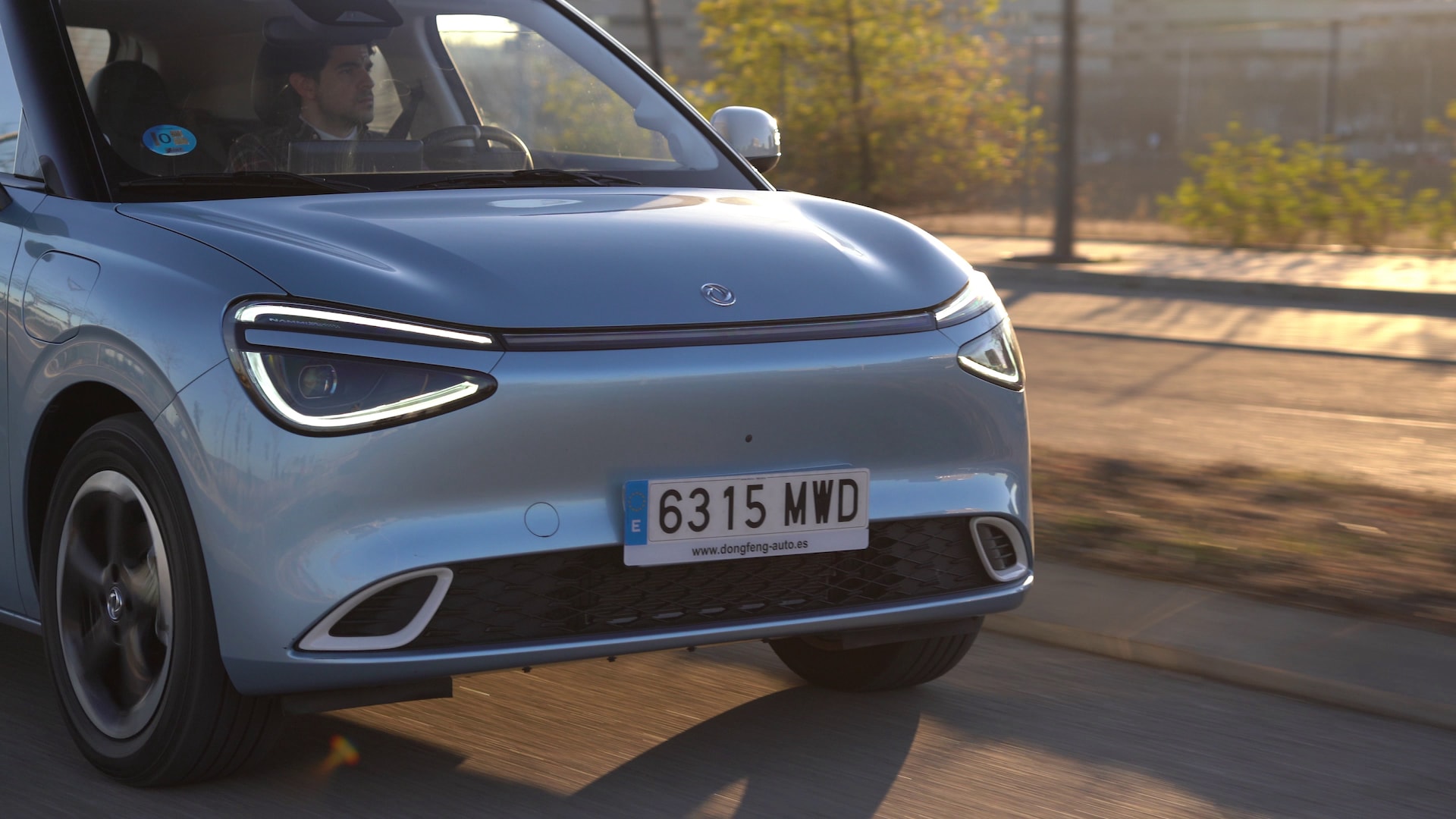 Dongfeng Box atrapado por la luz del atardecer, resaltando su estética.