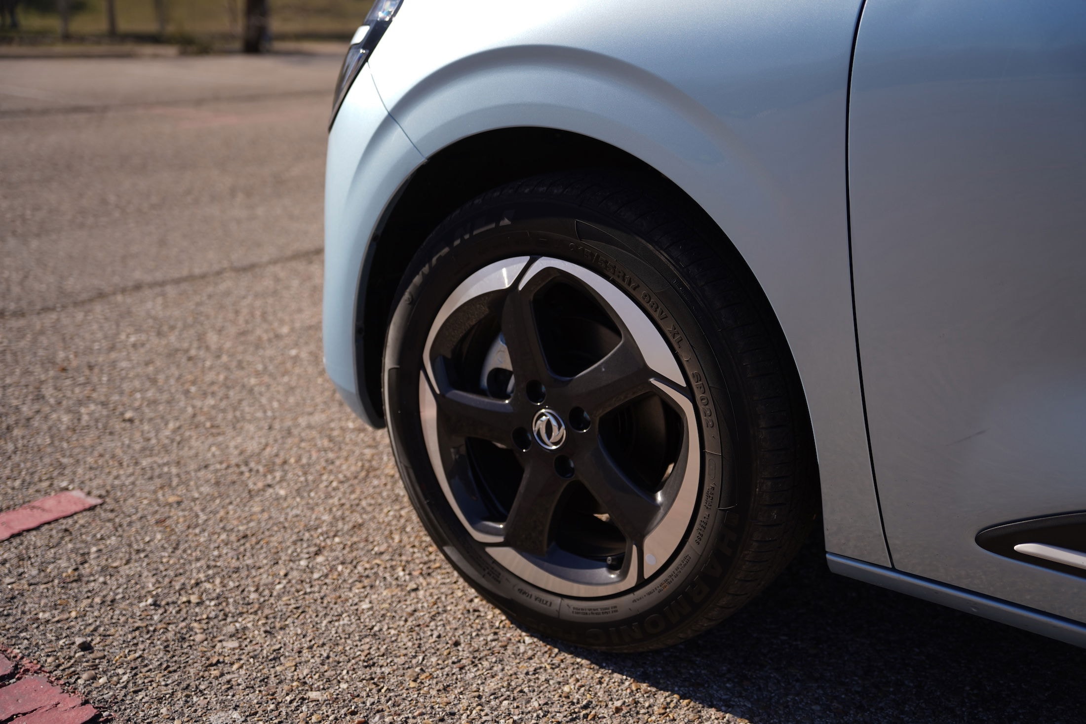 Vista trasera del Dongfeng Box, mostrando su estilo distintivo.