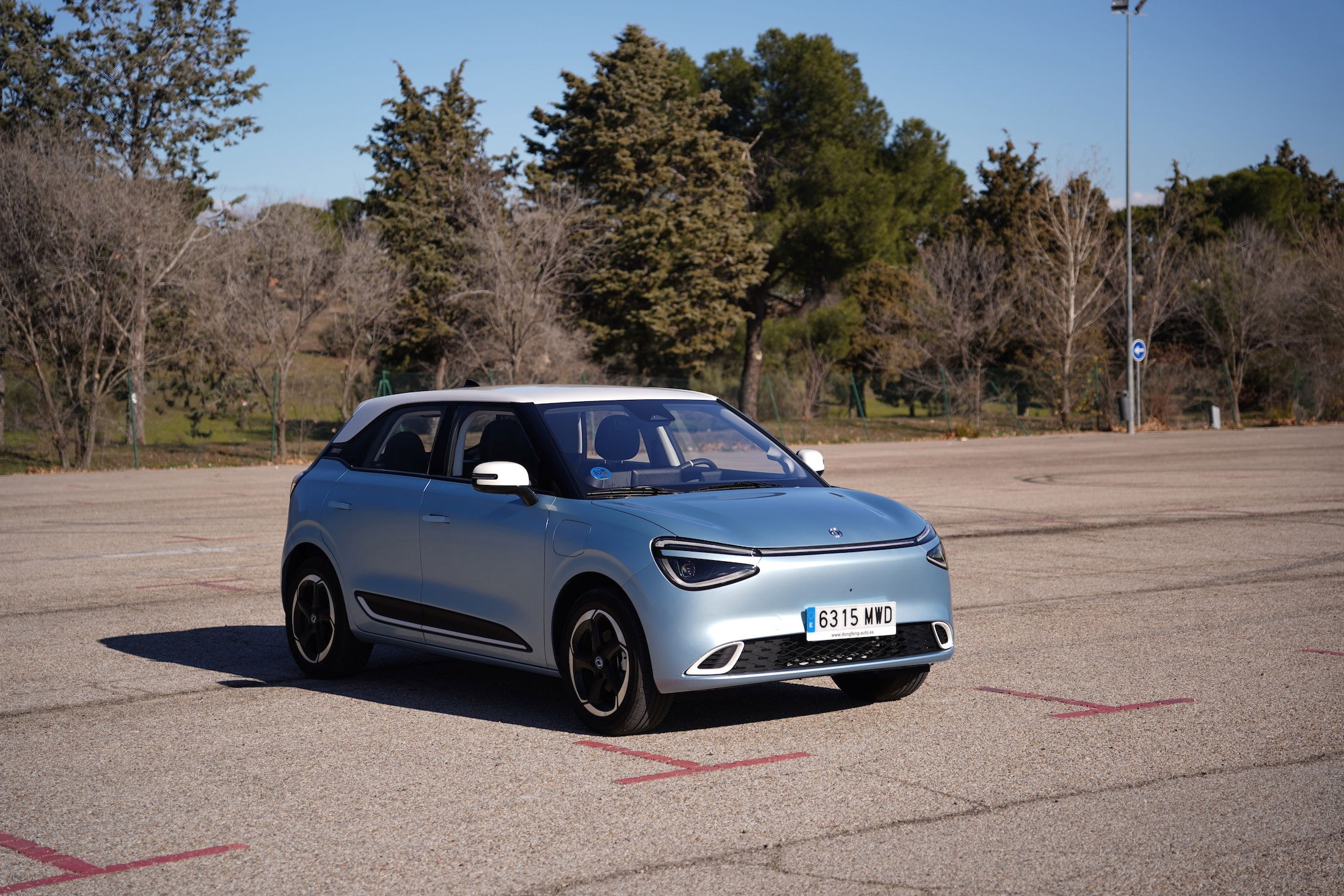 Perspectiva trasera del Dongfeng Box en una vía, mostrando su carácter urbano.