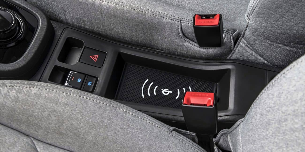 Cargador inalámbrico integrado en la consola central para dispositivos móviles.