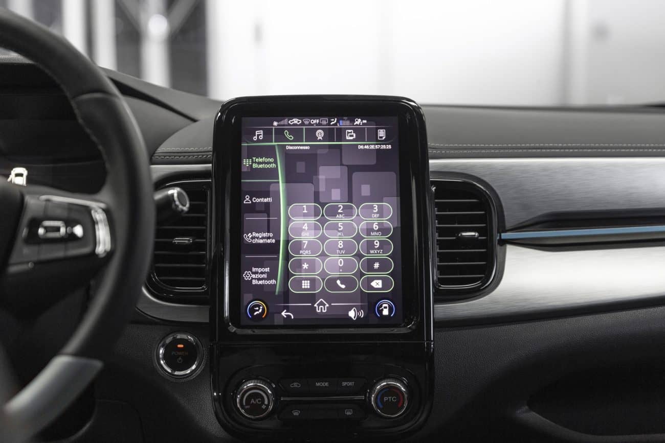 Pantalla táctil central con interfaz intuitiva del sistema de infotenimiento.