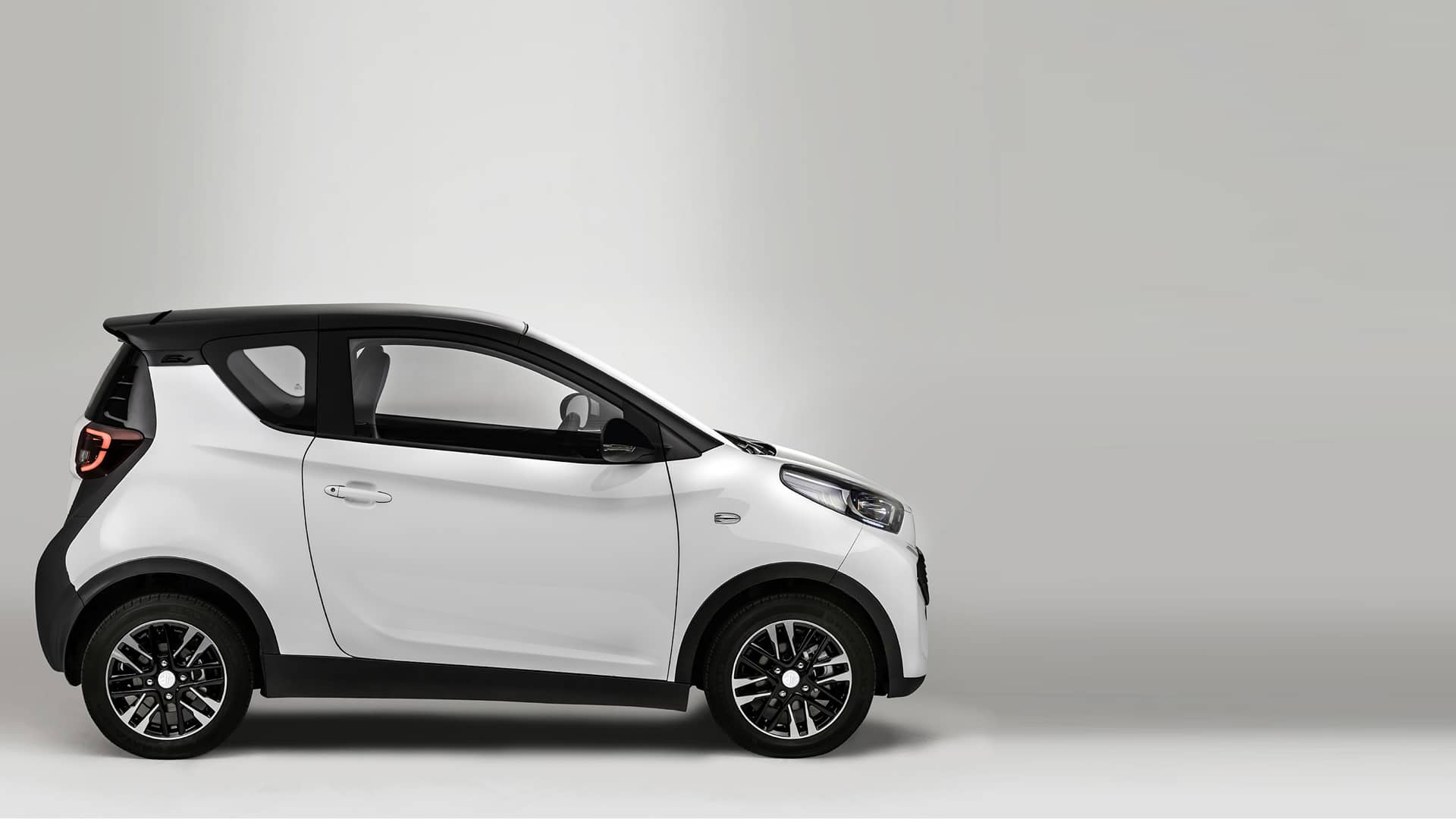 El modelo blanco del DR 1.0 muestra un diseño lateral limpio y elegante.