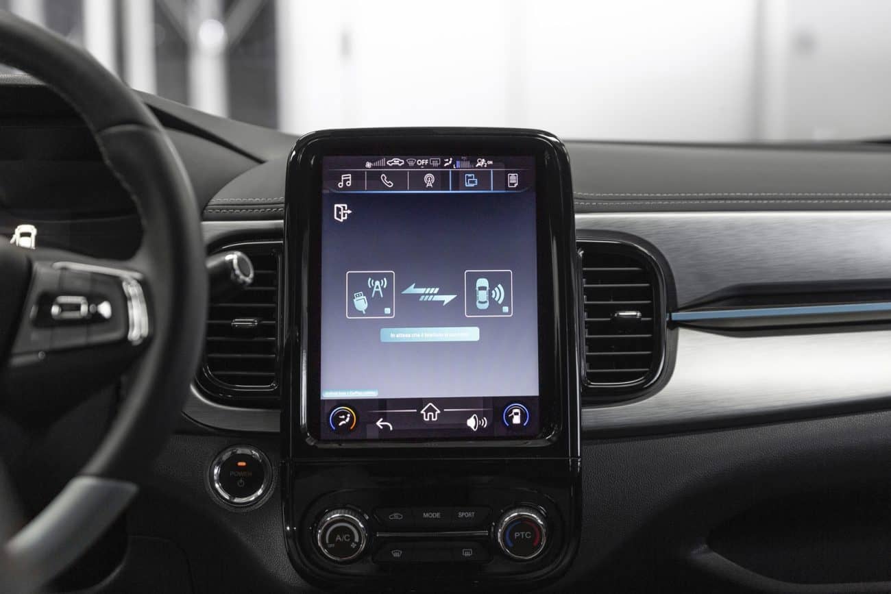 Vista del sistema de infotainment con pantalla táctil integrada.