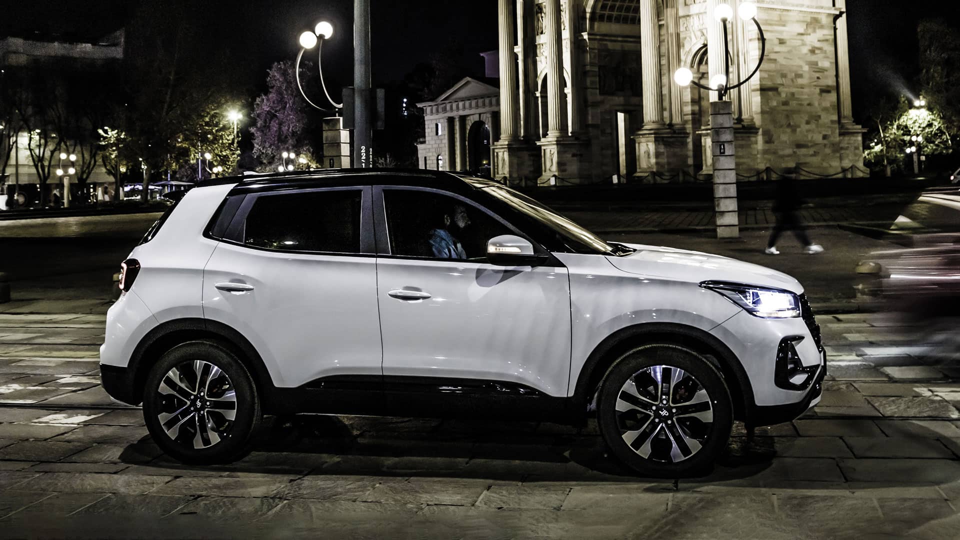 Perfil lateral del DR 5.0 captado en una calle iluminada por la noche.