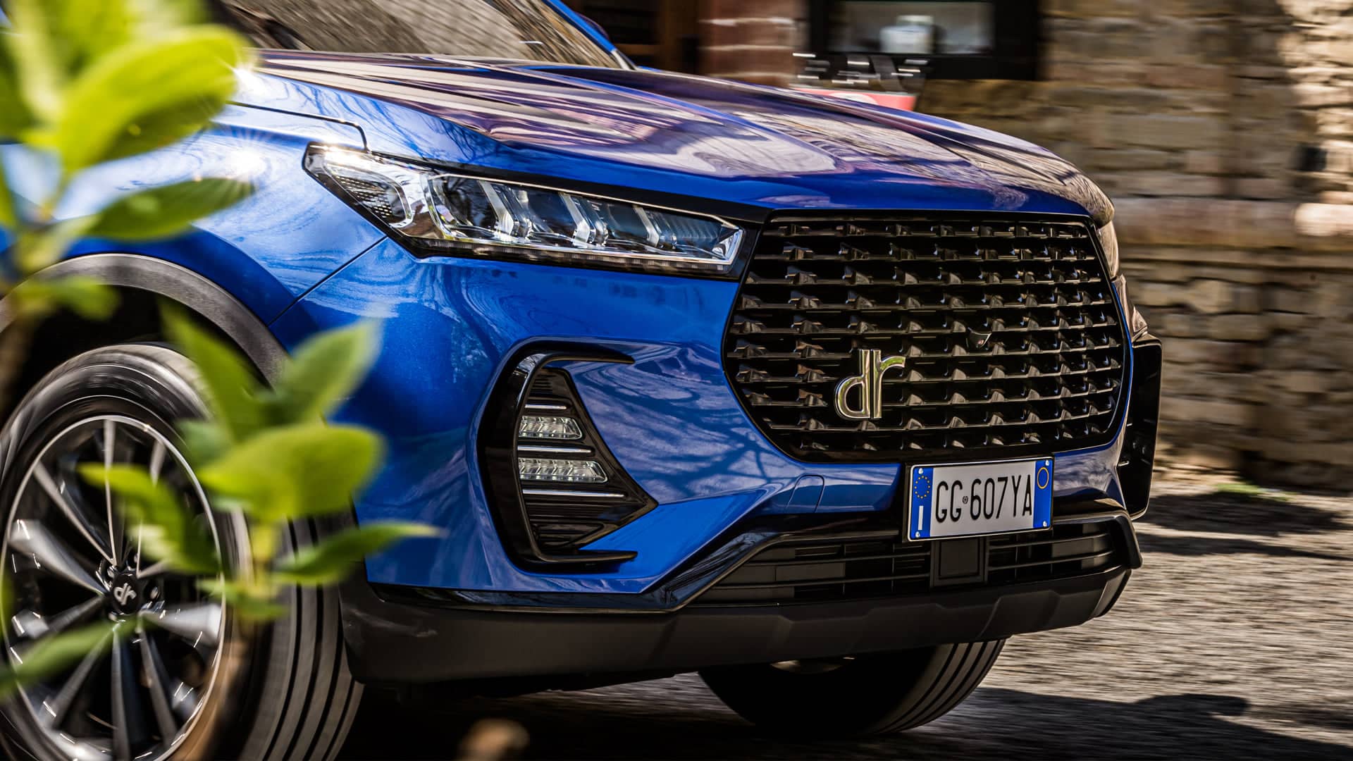 Primer plano de la parrilla y detalles de diseño delanteros del DR 6.0.