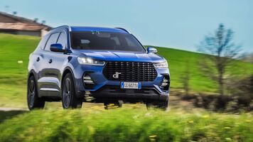 El DR 6.0 muestra su perfil deportivo y estable en movimiento. El DR 6.0 muestra su perfil deportivo y estable en movimiento.
