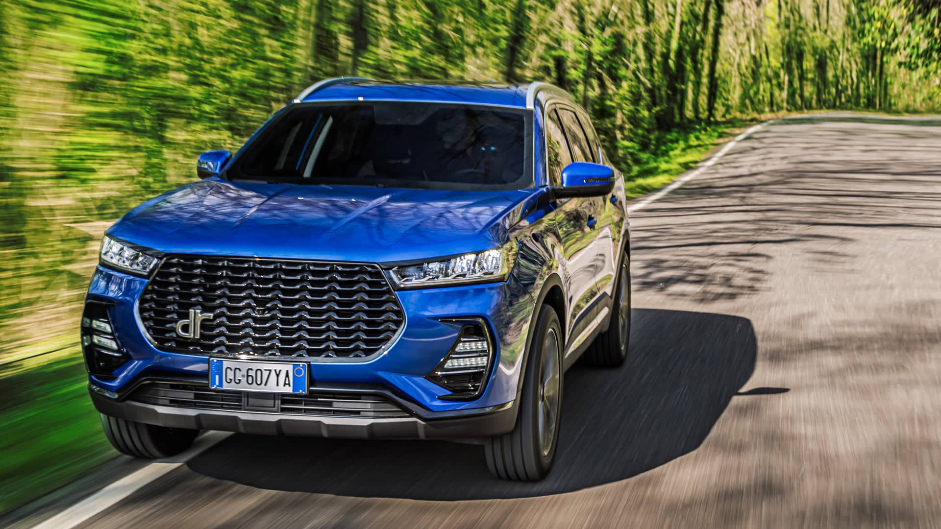 Vista dinámica del DR 6.0 destacando su frontal en carretera.