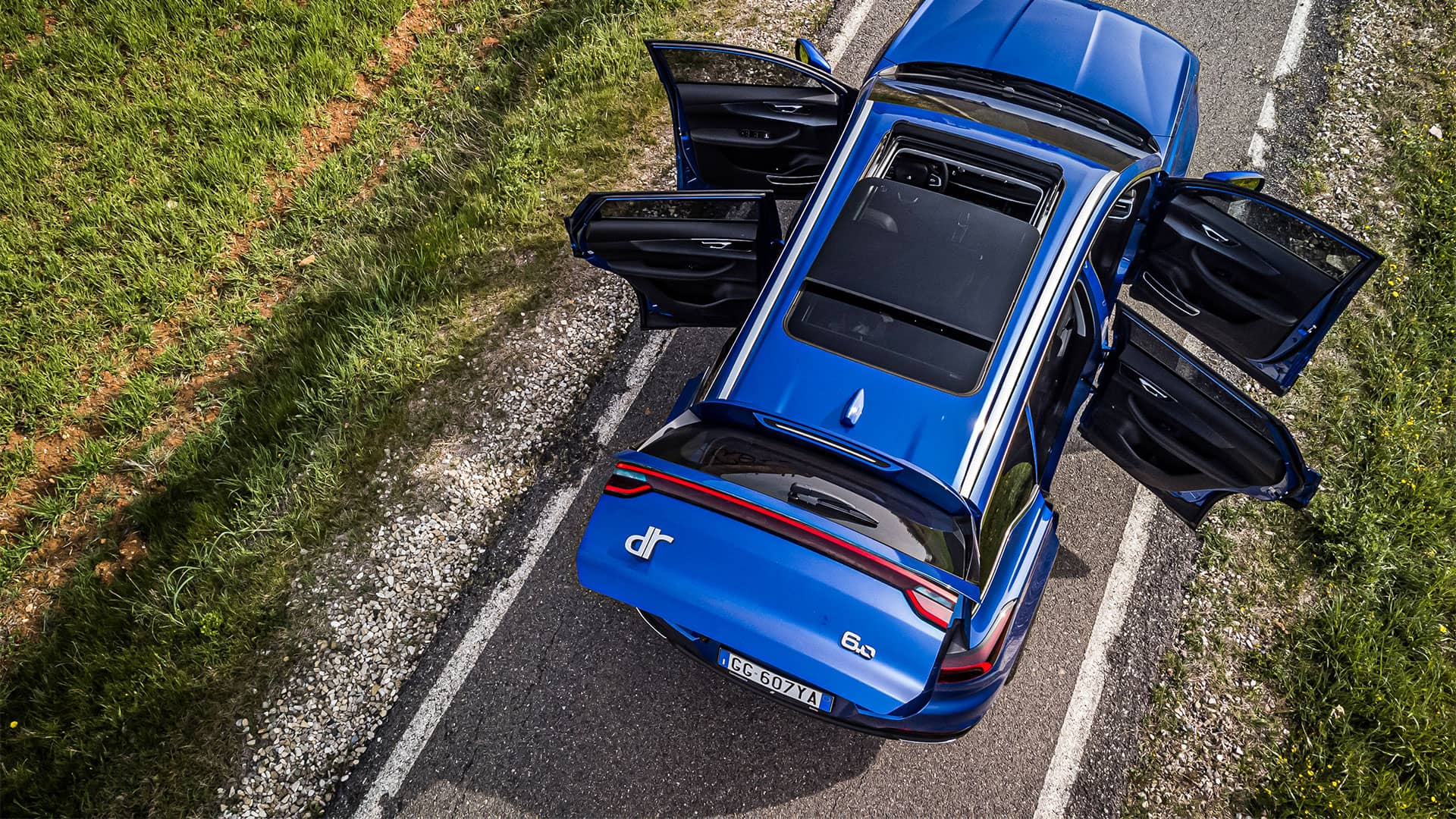 Vista superior del DR 6.0 con maletero abierto, destacando su accesibilidad.