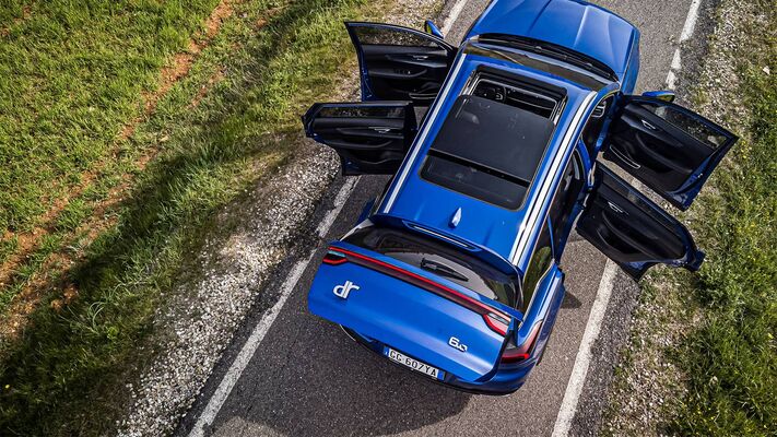 Vista superior del DR 6.0 con maletero abierto, destacando su accesibilidad. Vista superior del DR 6.0 con maletero abierto, destacando su accesibilidad.