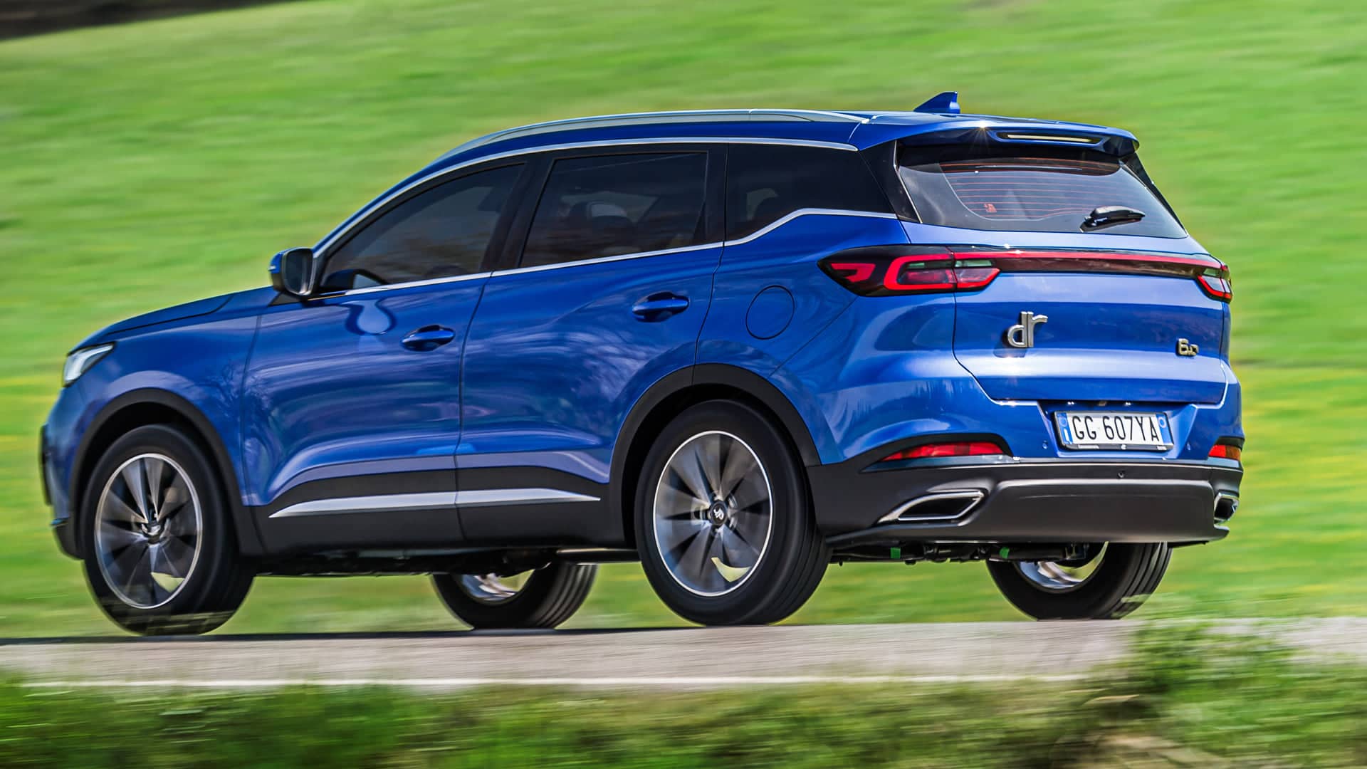 Perfil trasero del DR 6.0 capturando su diseño deportivo y aerodinámico.