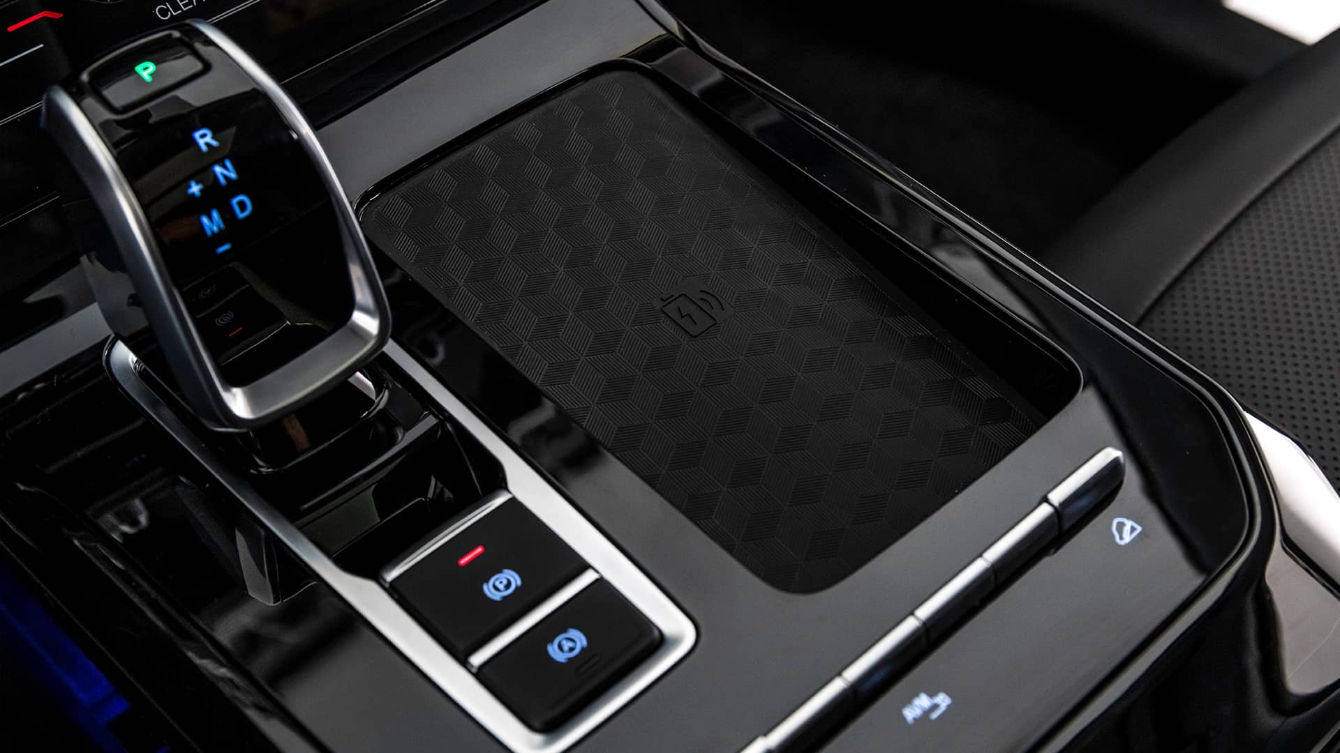 Vista de la consola central del DR 6.0 con acabados elegantes y modernos.