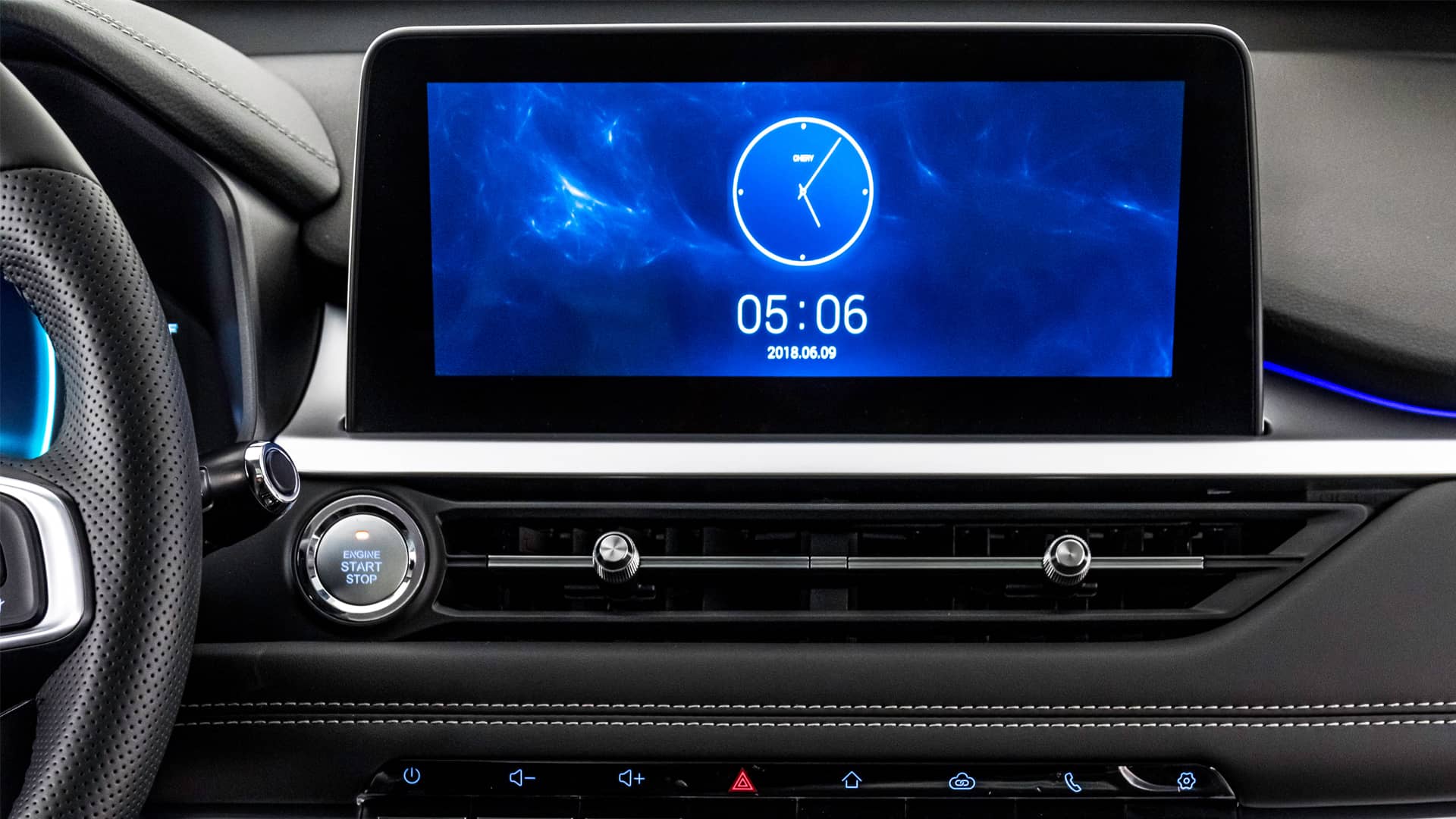 Pantalla central iluminada mostrando la interfaz de usuario y la hora en el DR 7.0.