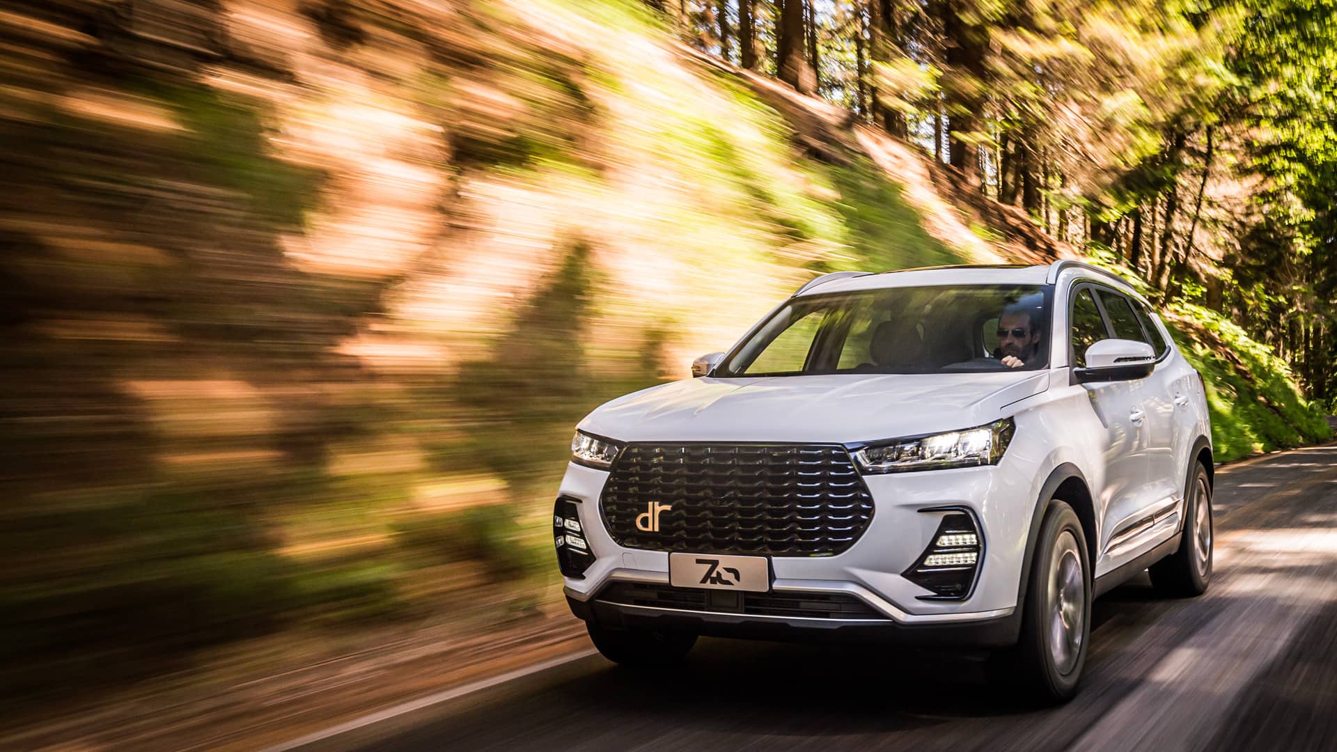 Lateral del DR 7.0 en movimiento, resaltando su presencia y dinamismo en carretera.