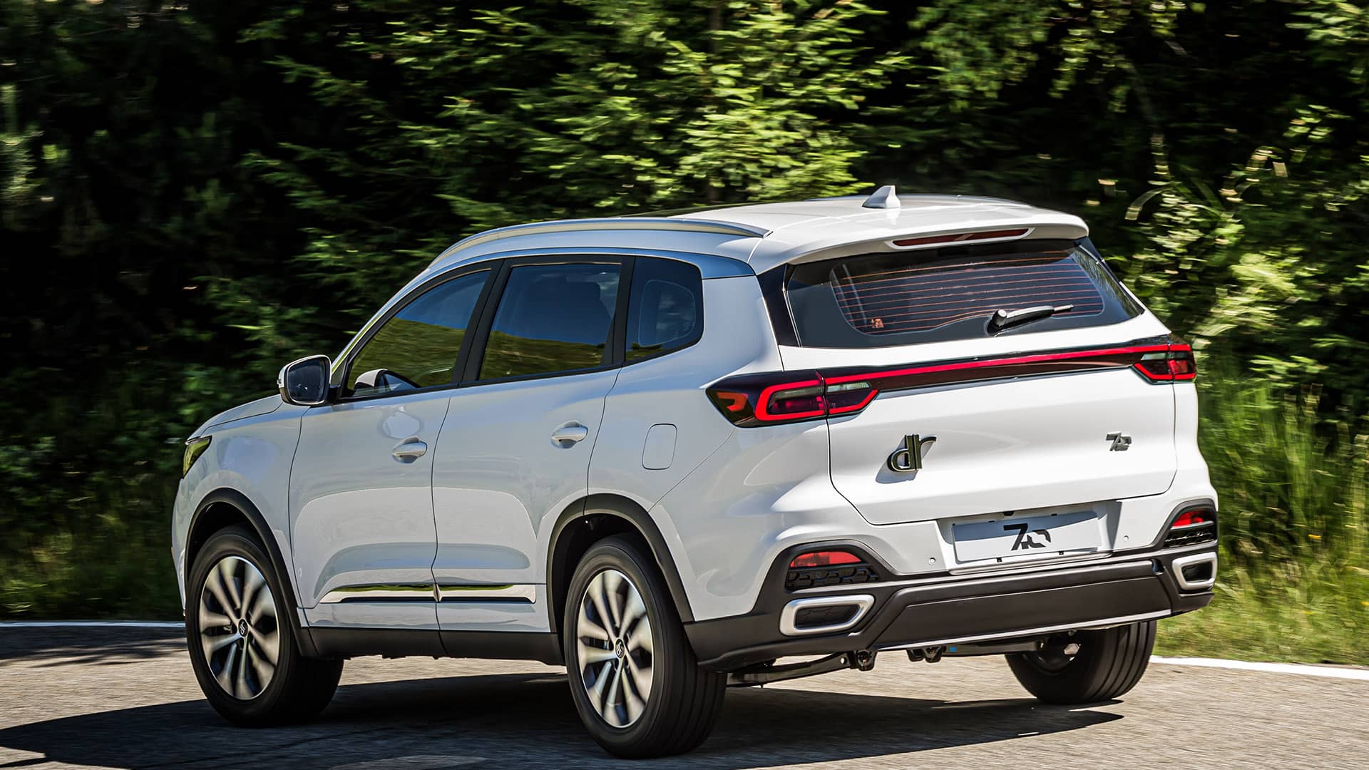 Imagen trasera del DR 7.0 mostrando sus ópticas y diseño de escape.