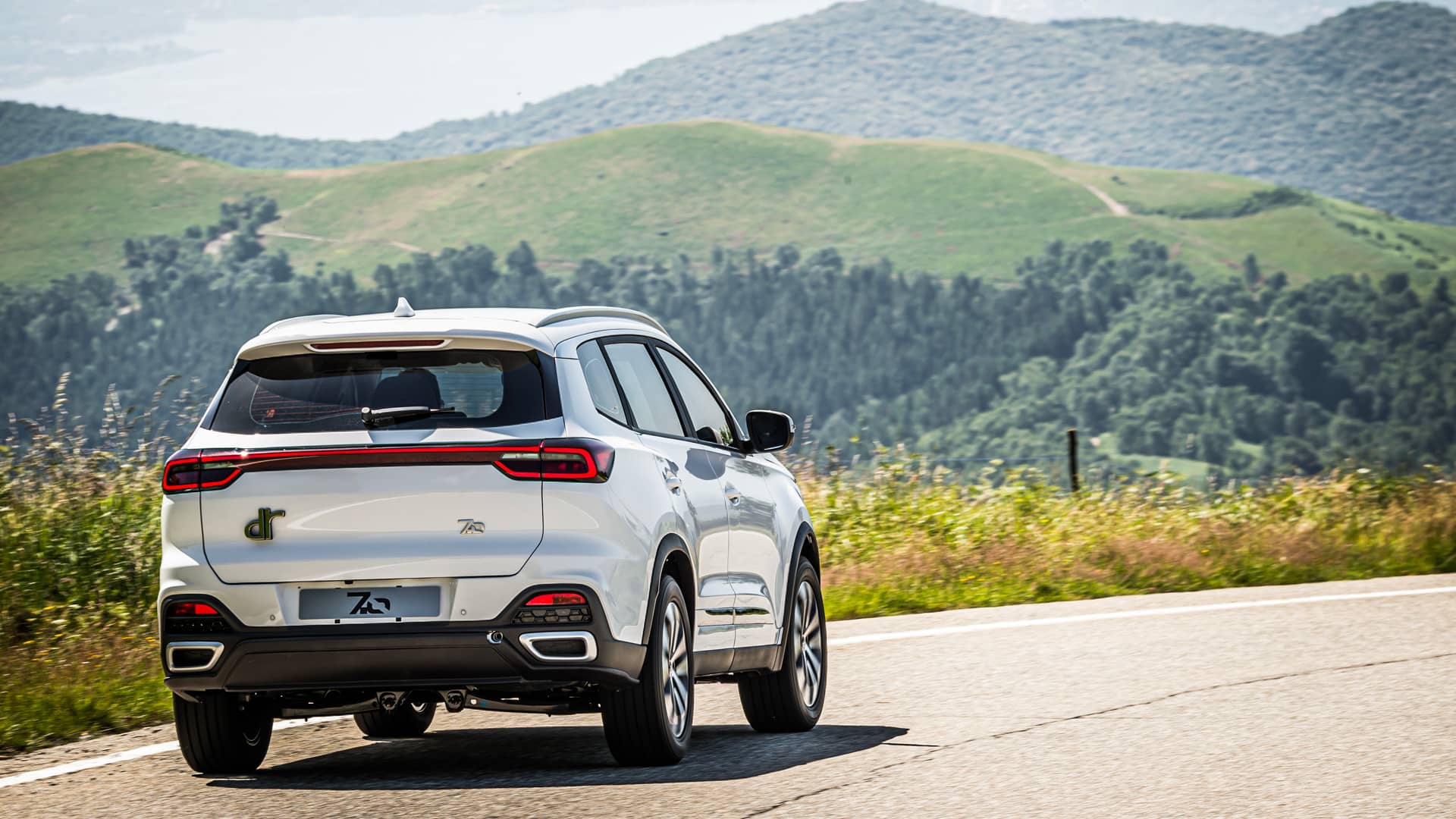 Vista trasera en carretera del DR 7.0, enfatizando su robustez y capacidad de carga.
