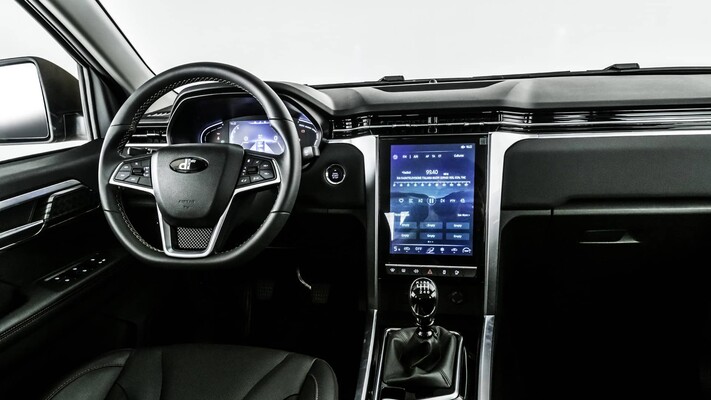 Cockpit del DR PK8 con pantalla táctil y acabados modernos. Cockpit del DR PK8 con pantalla táctil y acabados modernos.