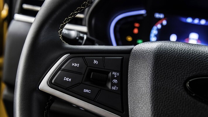 Detalles de los controles integrados en el volante del DR PK8. Detalles de los controles integrados en el volante del DR PK8.