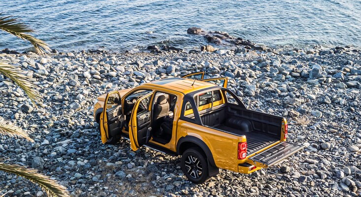 DR PK8 con las puertas abiertas y vista de la caja, ideal para carga. DR PK8 con las puertas abiertas y vista de la caja, ideal para carga.