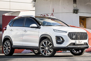 Perspectiva delantera lateral que destaca la presencia imponente del DR 3.0. Perspectiva delantera lateral que destaca la presencia imponente del DR 3.0.