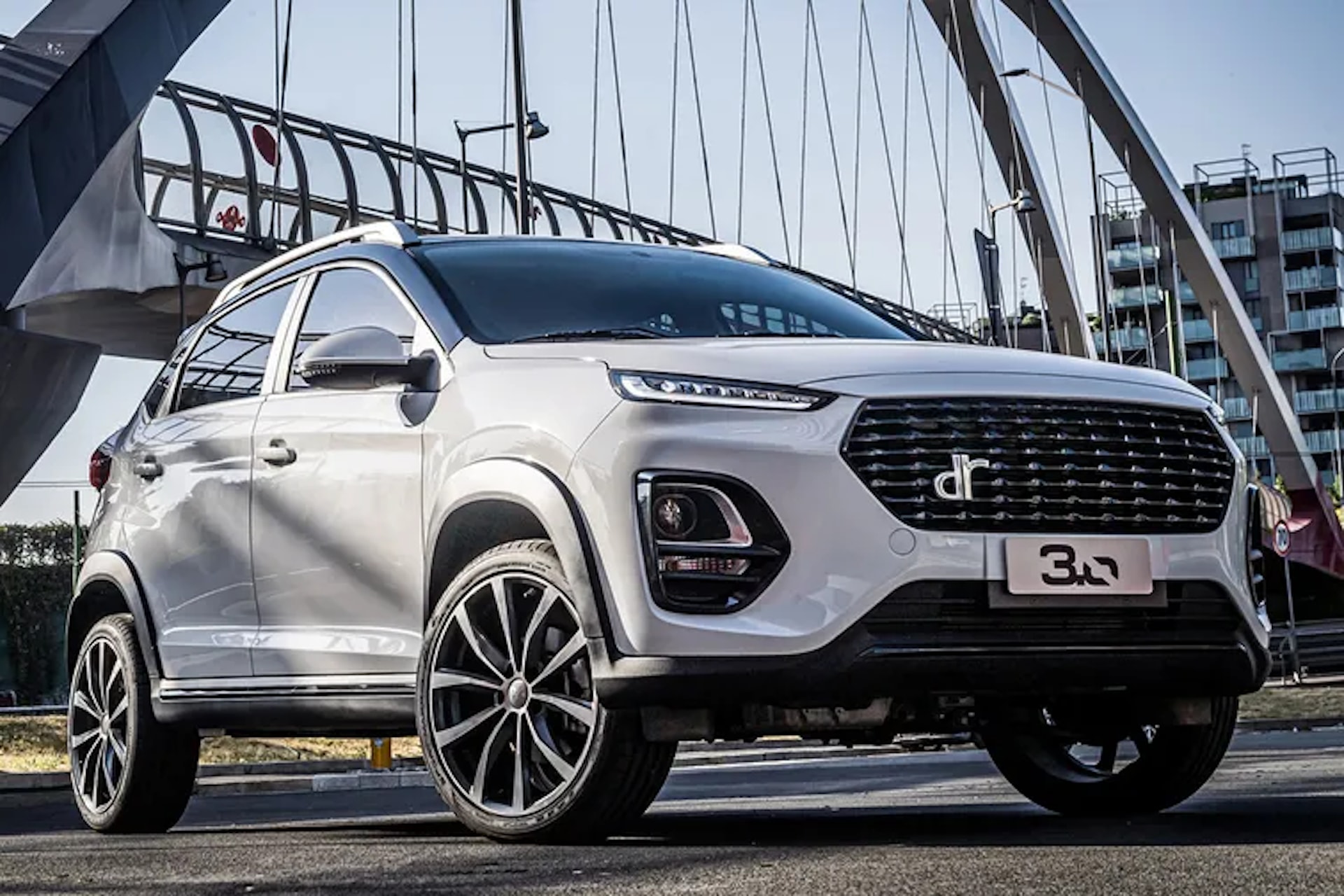 Vista delantera que muestra el diseño urbano y atractivo frontal del DR 3.0.