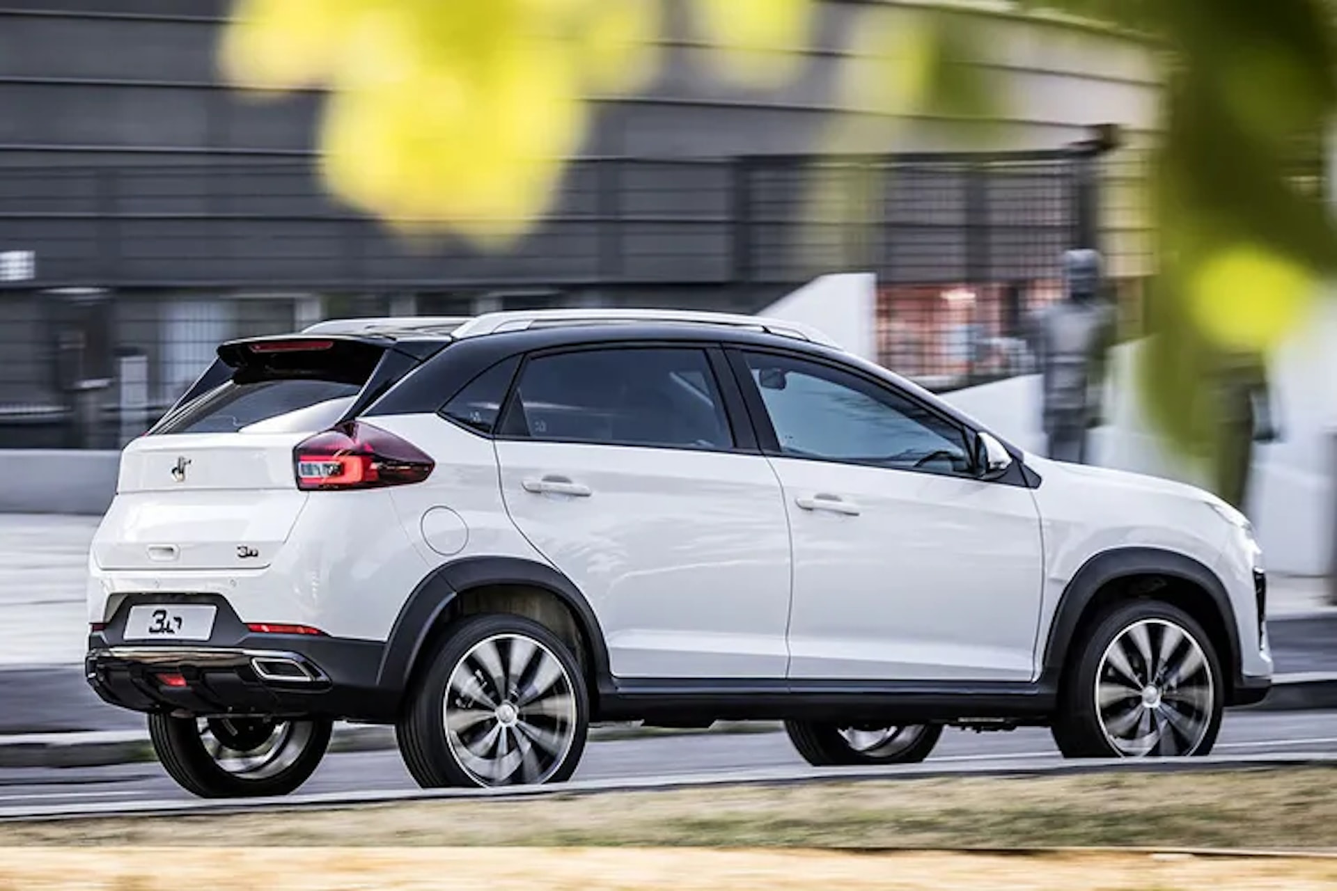 Imagen trasera lateral que muestra las líneas y deportividad del DR 3.0.