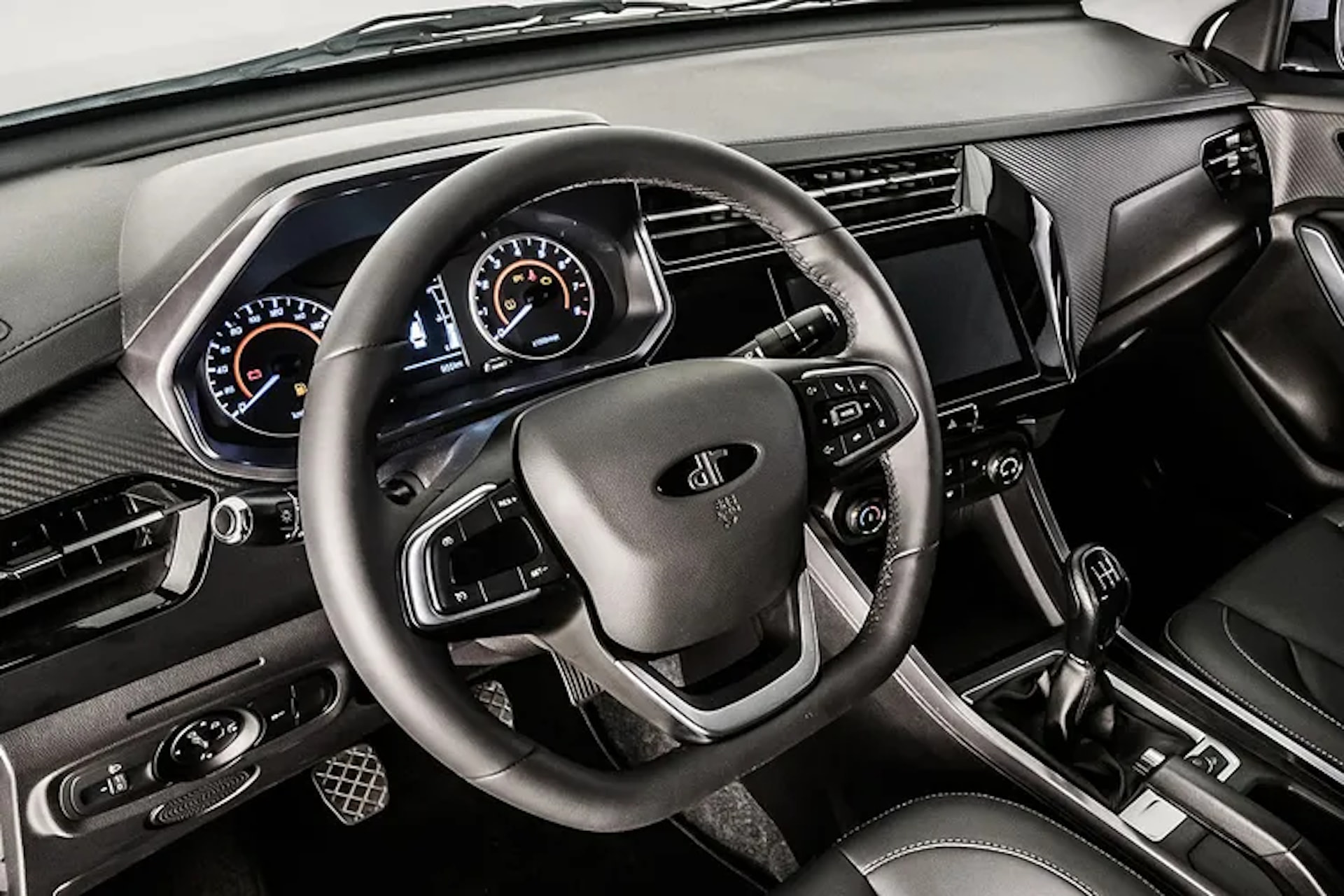 Enfoque en el habitáculo, resaltando un moderno diseño y acabados del DR 3.0.