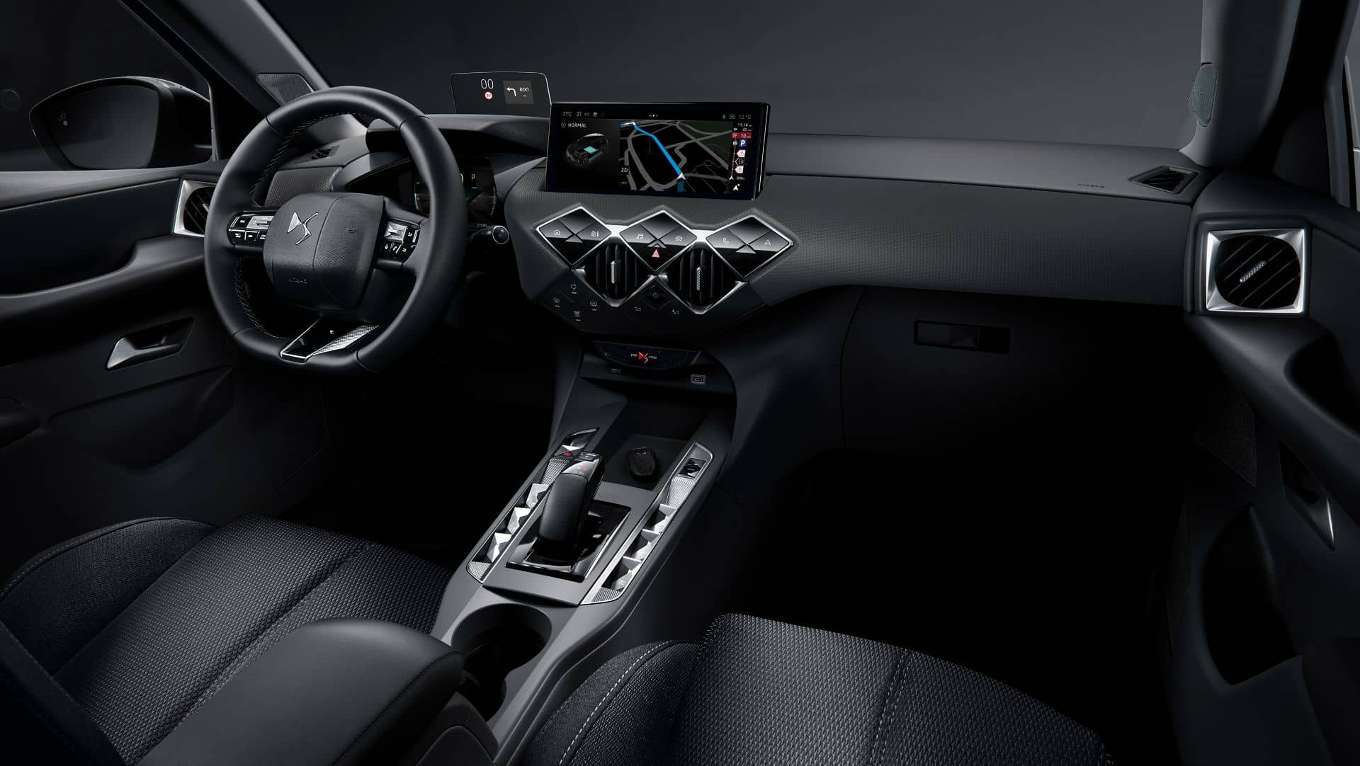Interior del DS 3 con enfoque en consola central y asientos de cuero.