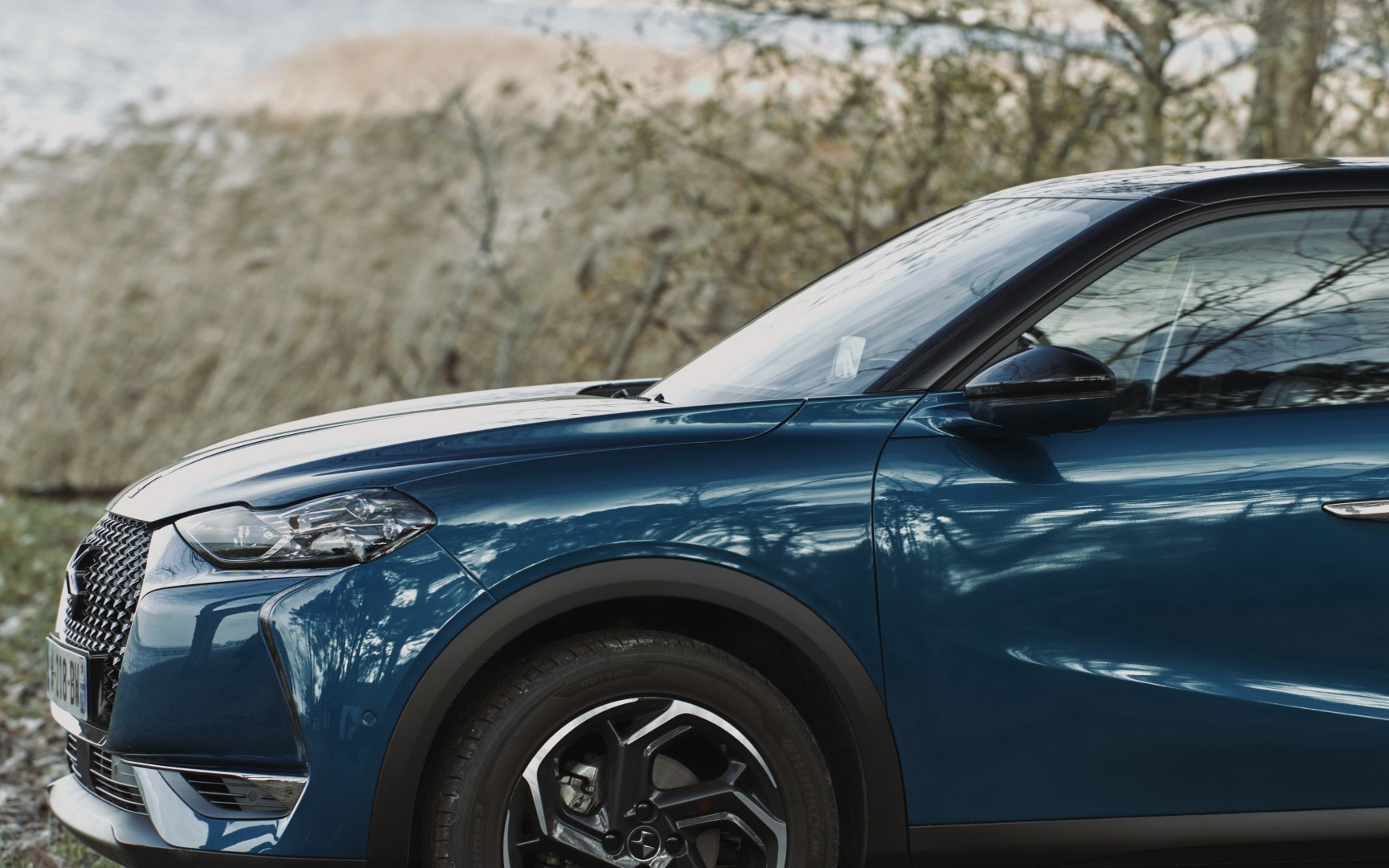 Primer plano de la parte delantera del DS 3, enfocando el diseño de la parrilla.