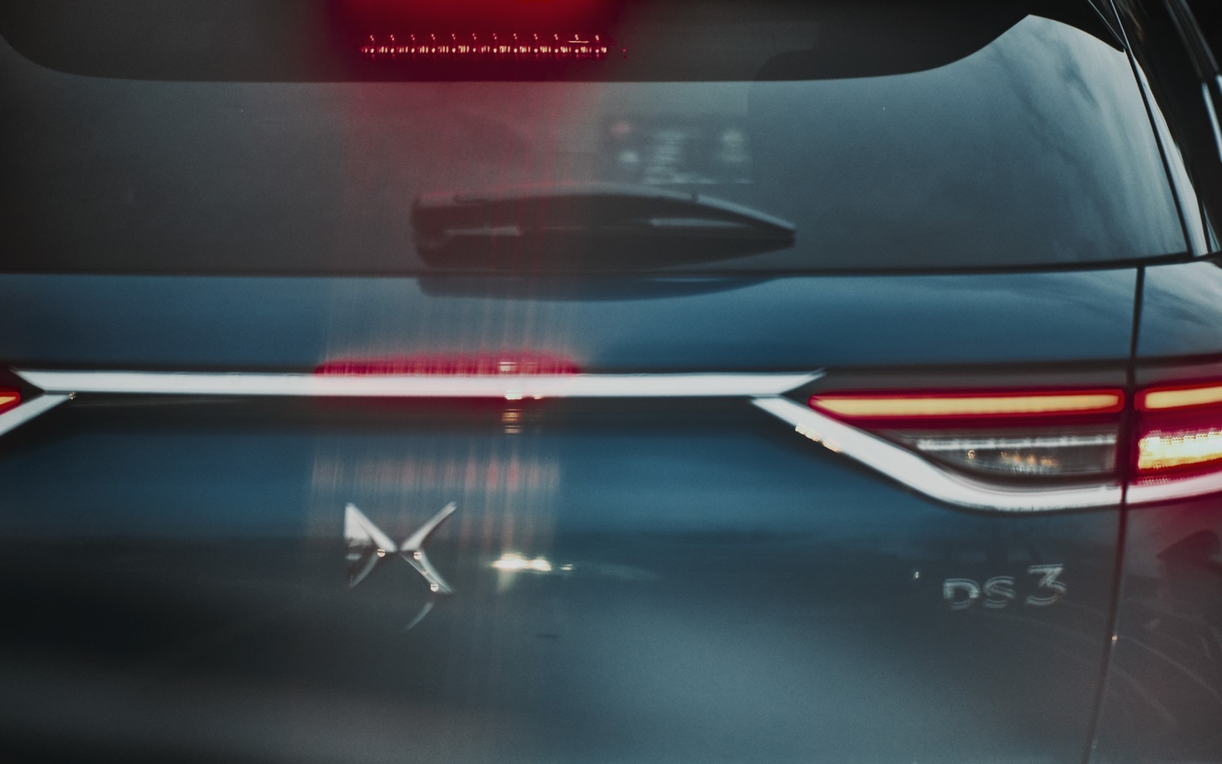 Detalle de las luces traseras LED del DS 3, mostrando el diseño distintivo de DS Automobiles.