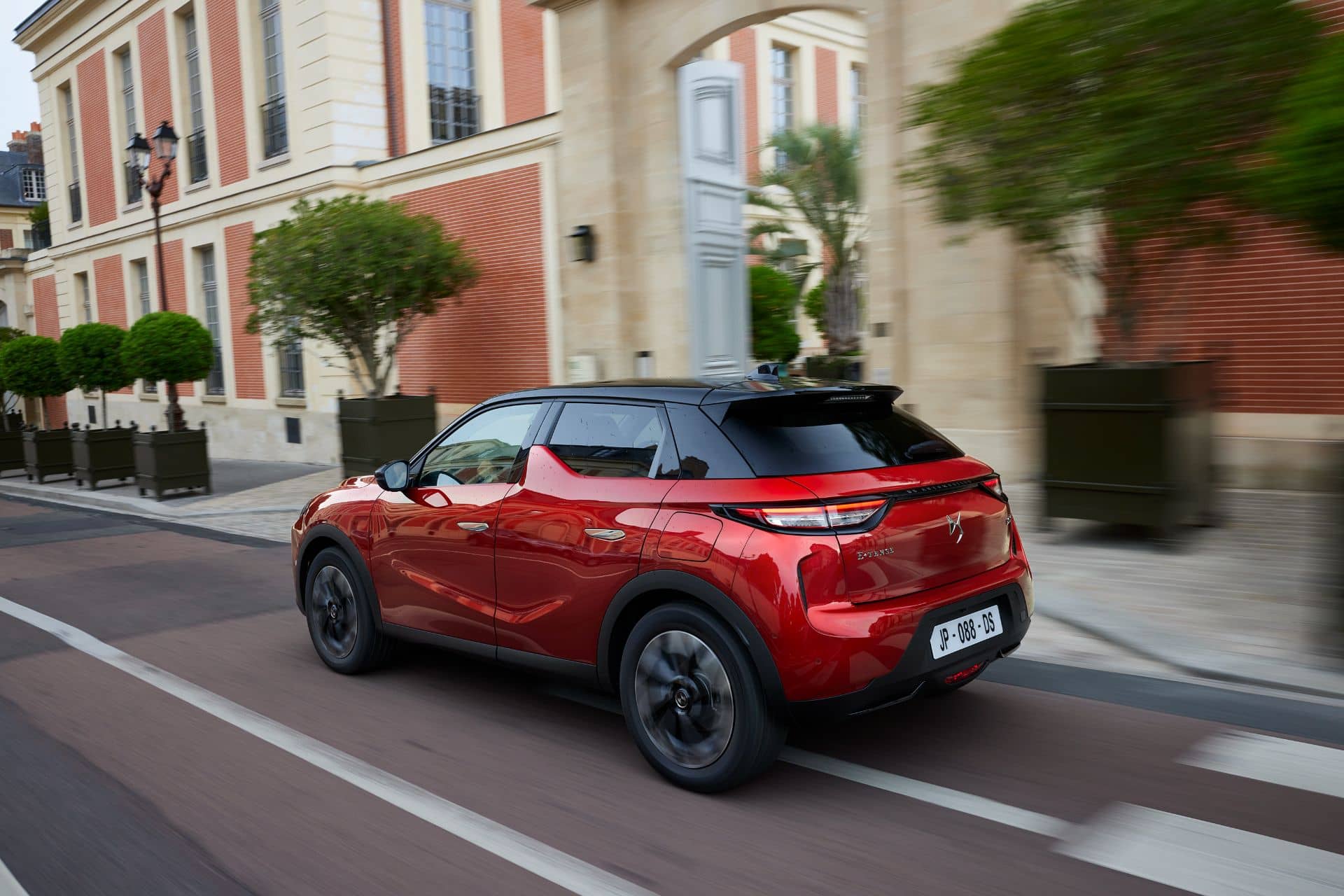 Vista trasera y lateral del DS 3 mostrando líneas y faros traseros.