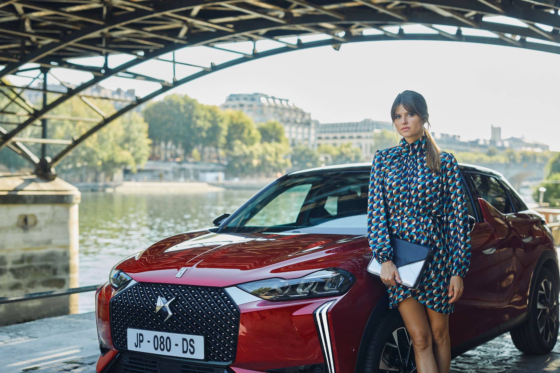 DS 3 estacionado bajo un puente, enfoque en diseño frontal del vehículo.