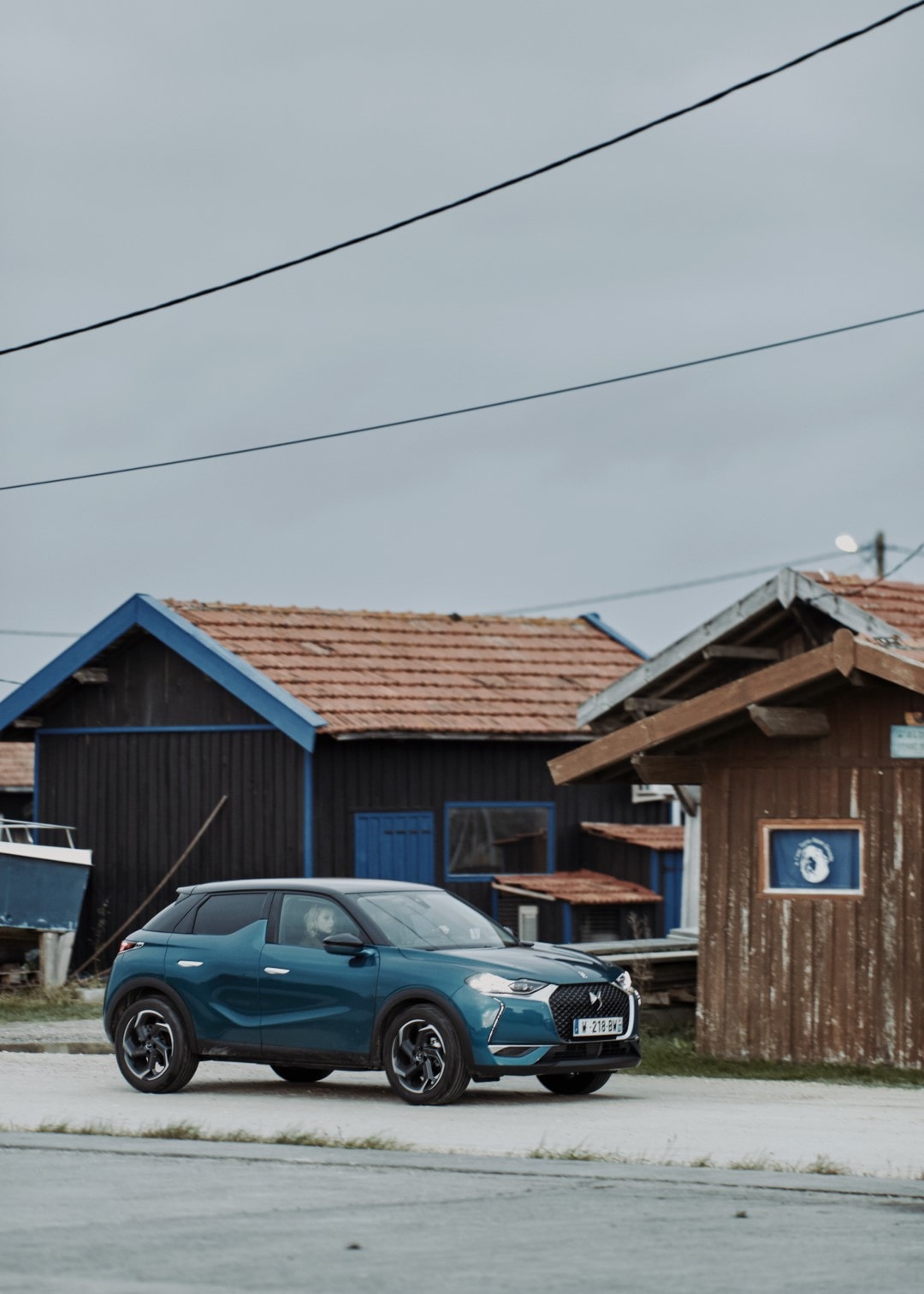 El DS 3 se presenta en un ambiente costero, subrayando su adaptabilidad a diferentes escenarios.