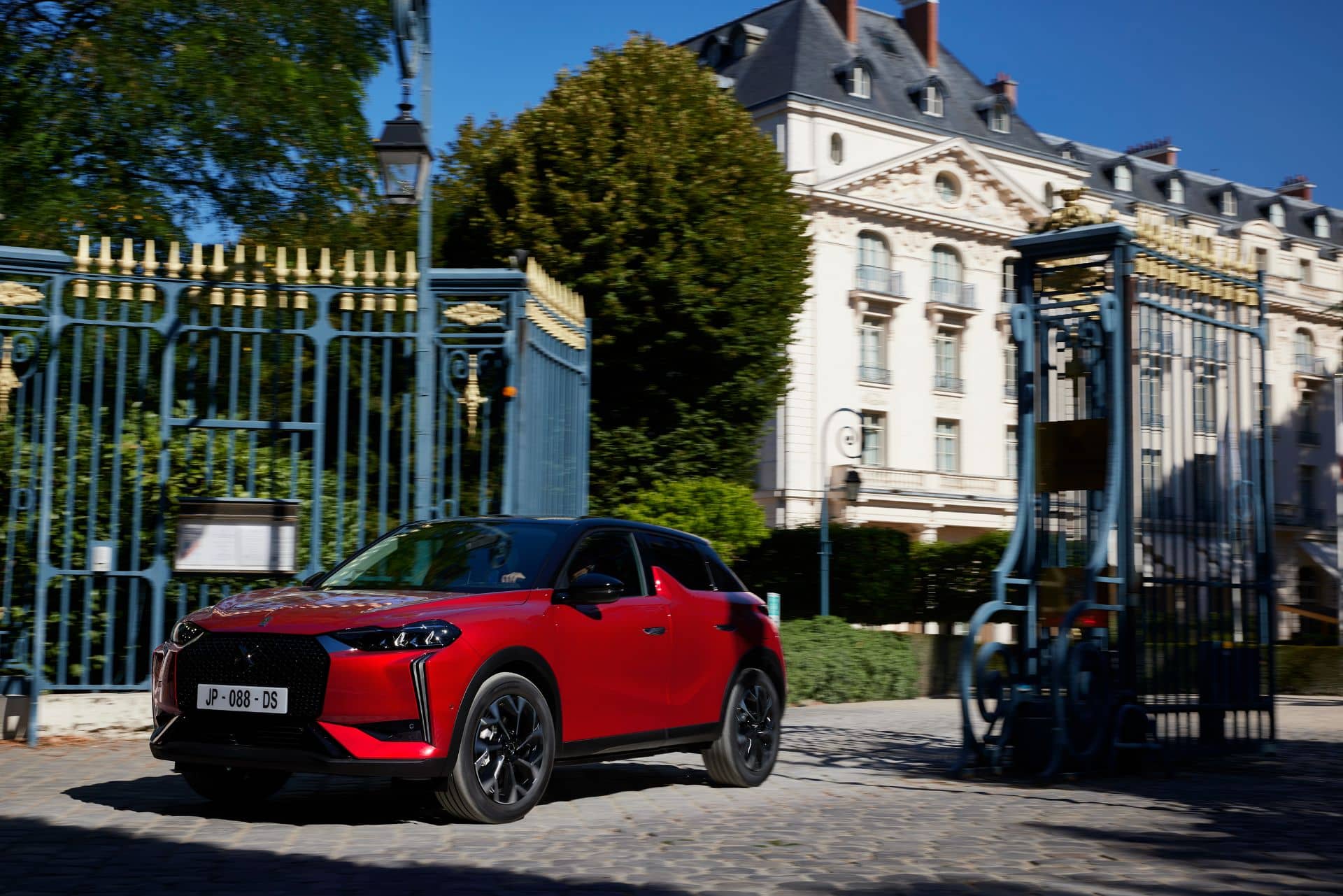 DS 3 posicionado ante un edificio histórico, en armonía con la escena urbana.