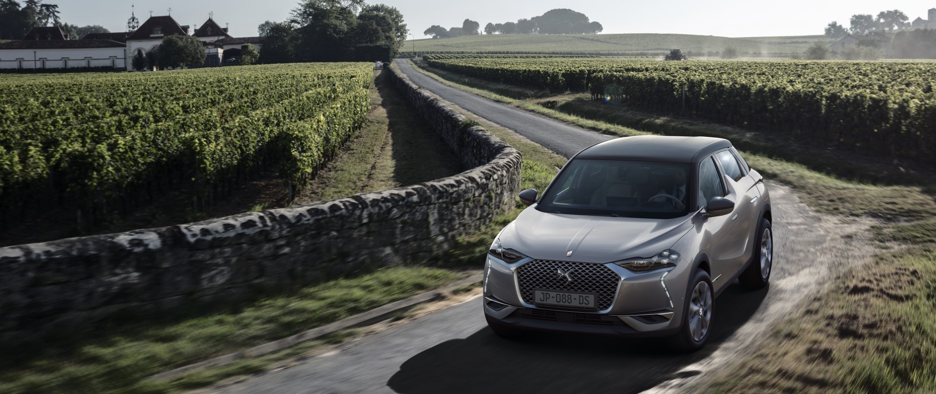 El DS 3 Crossback en movimiento, integrándose perfectamente con la serenidad del campo.