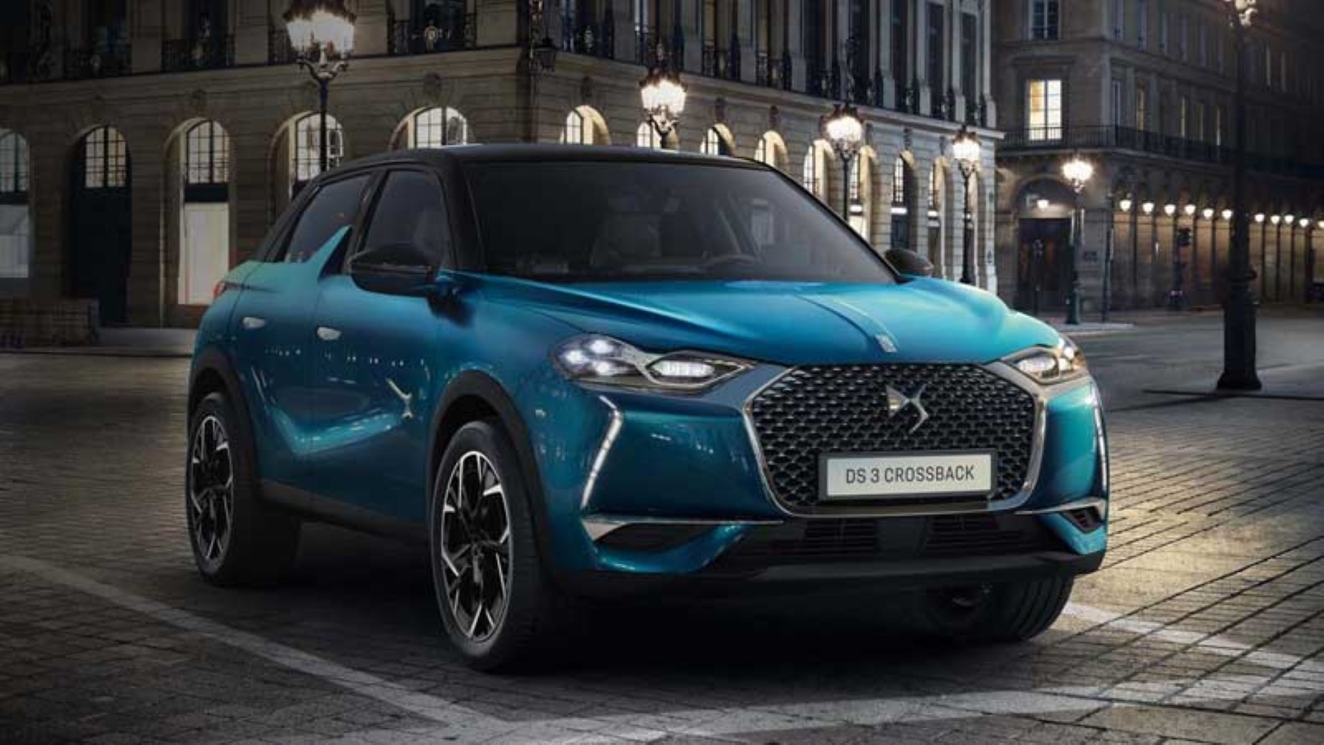 El DS 3 Crossback posicionado en una plaza iluminada por la noche, enfatizando su presencia y diseño.