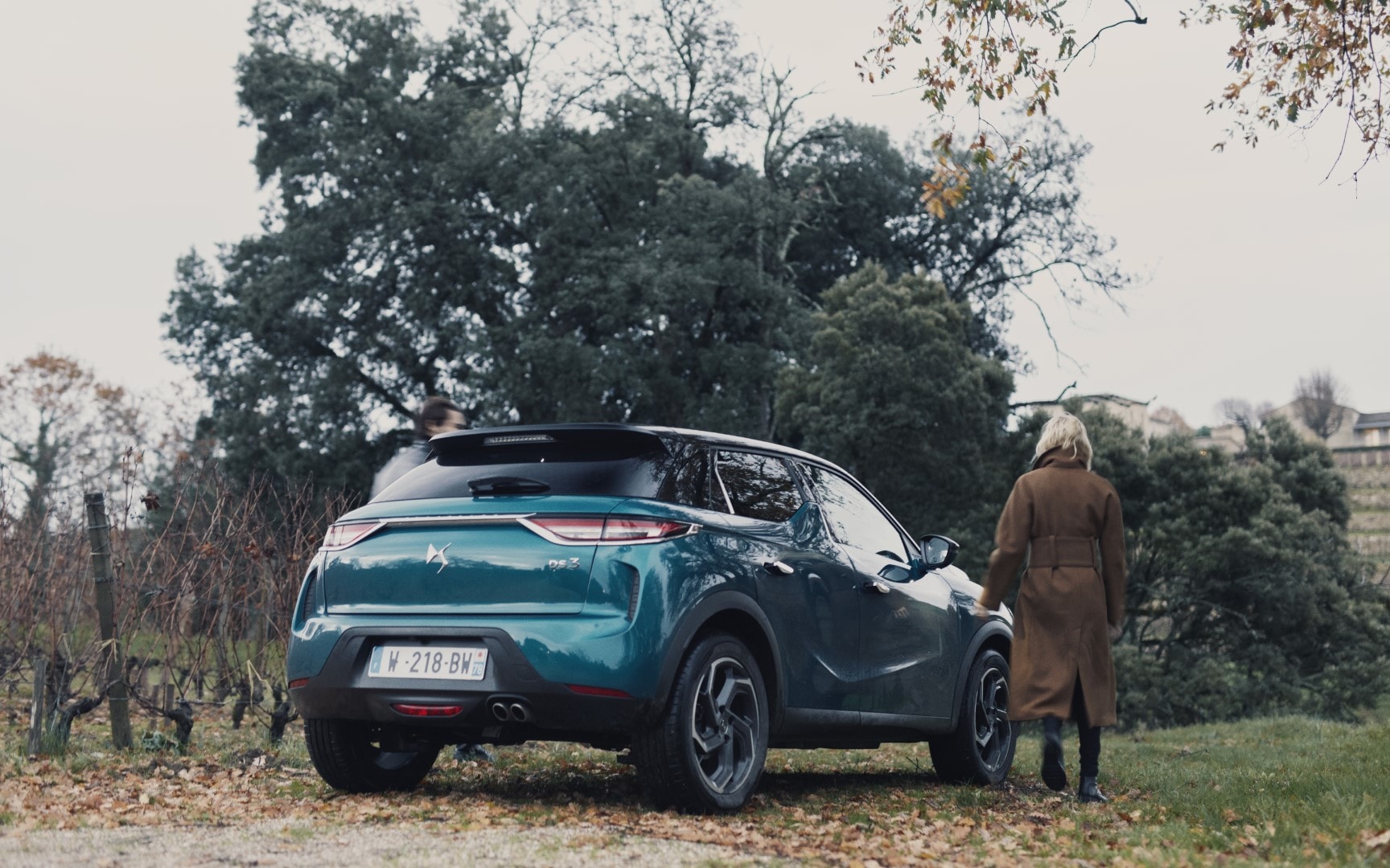 Perspectiva trasera del DS 3 en el campo, destacando su diseño y proporciones.