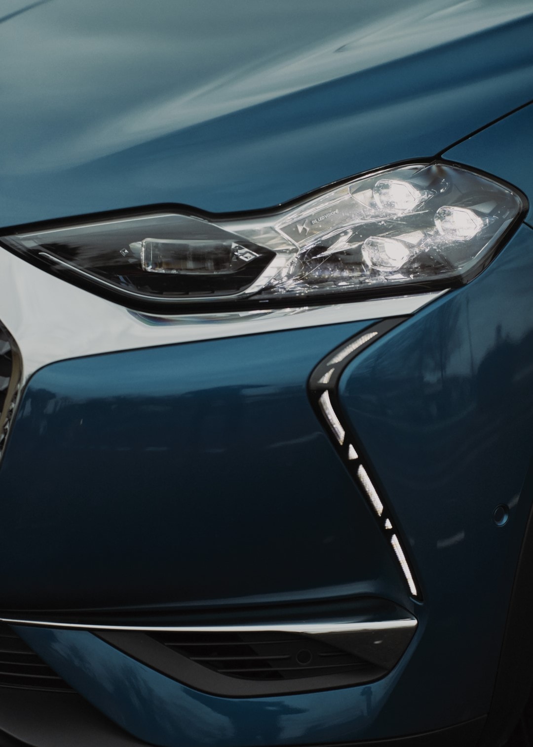 Detalle de los faros avanzados del DS 3 con iluminación LED.