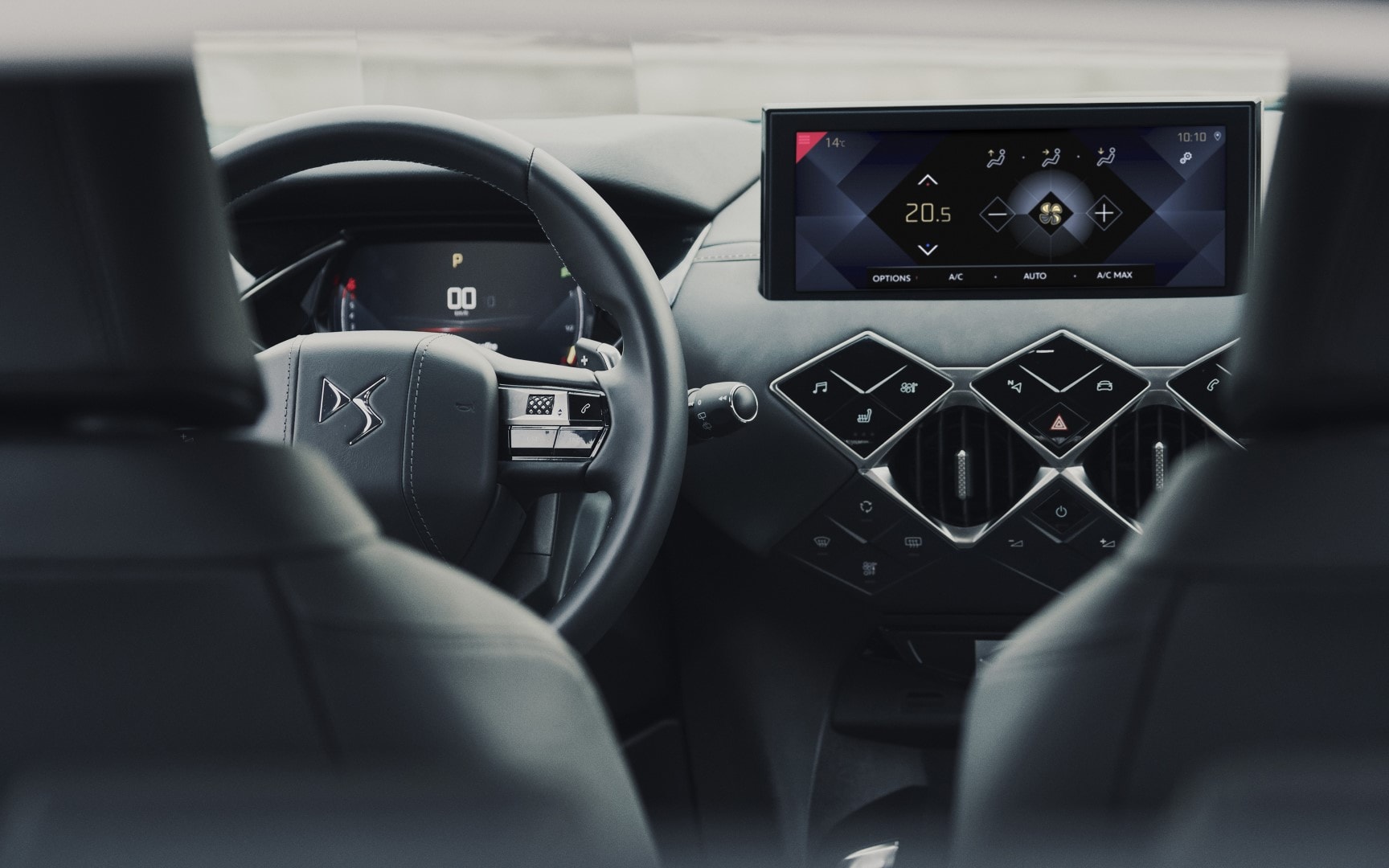 Interior de la cabina del DS 3 mostrando su pantalla táctil e instrumentación digital.