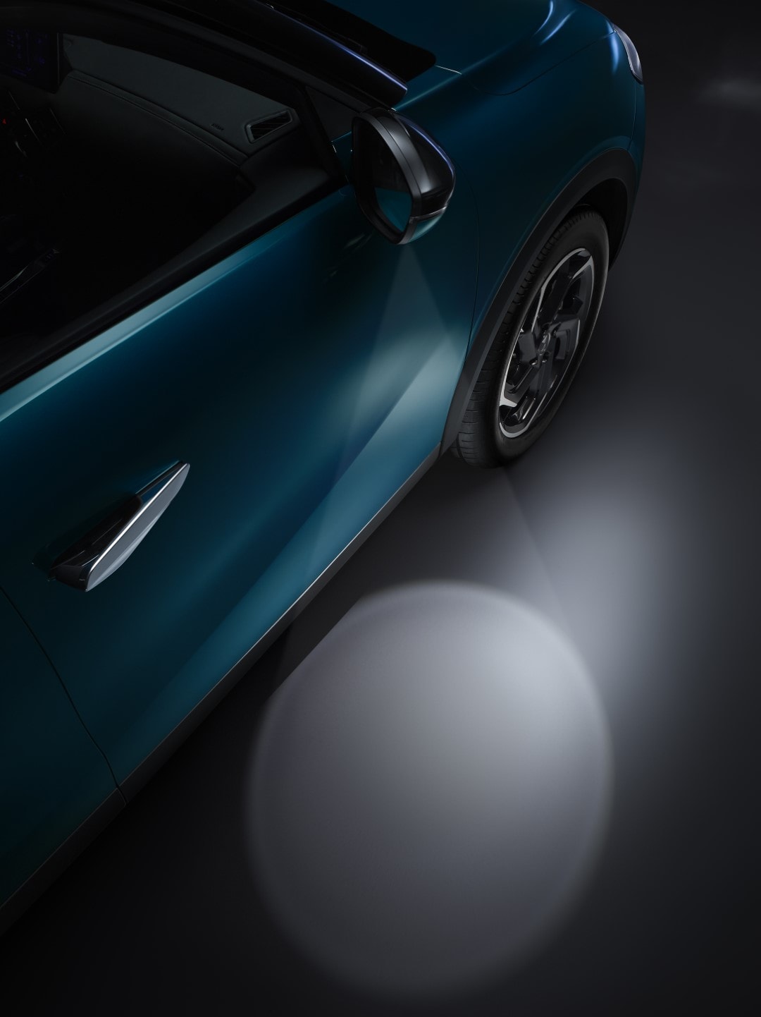 Imagen lateral del DS 3 que resalta su línea y diseño de carrocería.