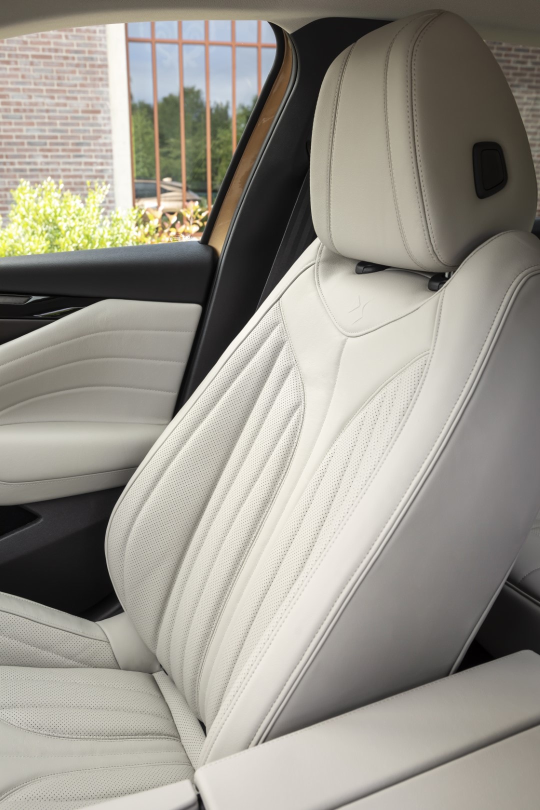 Asiento del conductor en cuero blanco con detalles de costura de DS 4